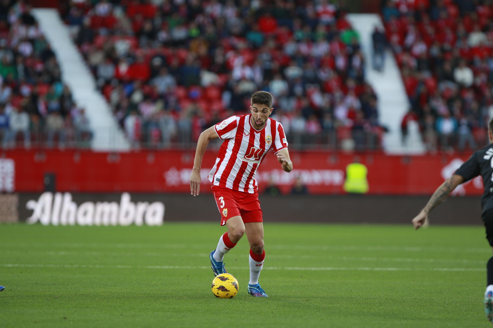 Édgar conduce el balón en el encuentro contra el Real Betis del pasado fin de semana.