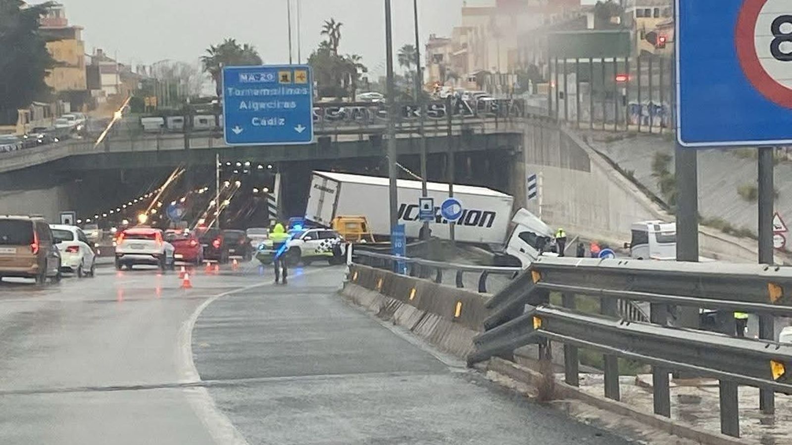 Camión desarrilado junto al falso túnel del Carlos Haya.