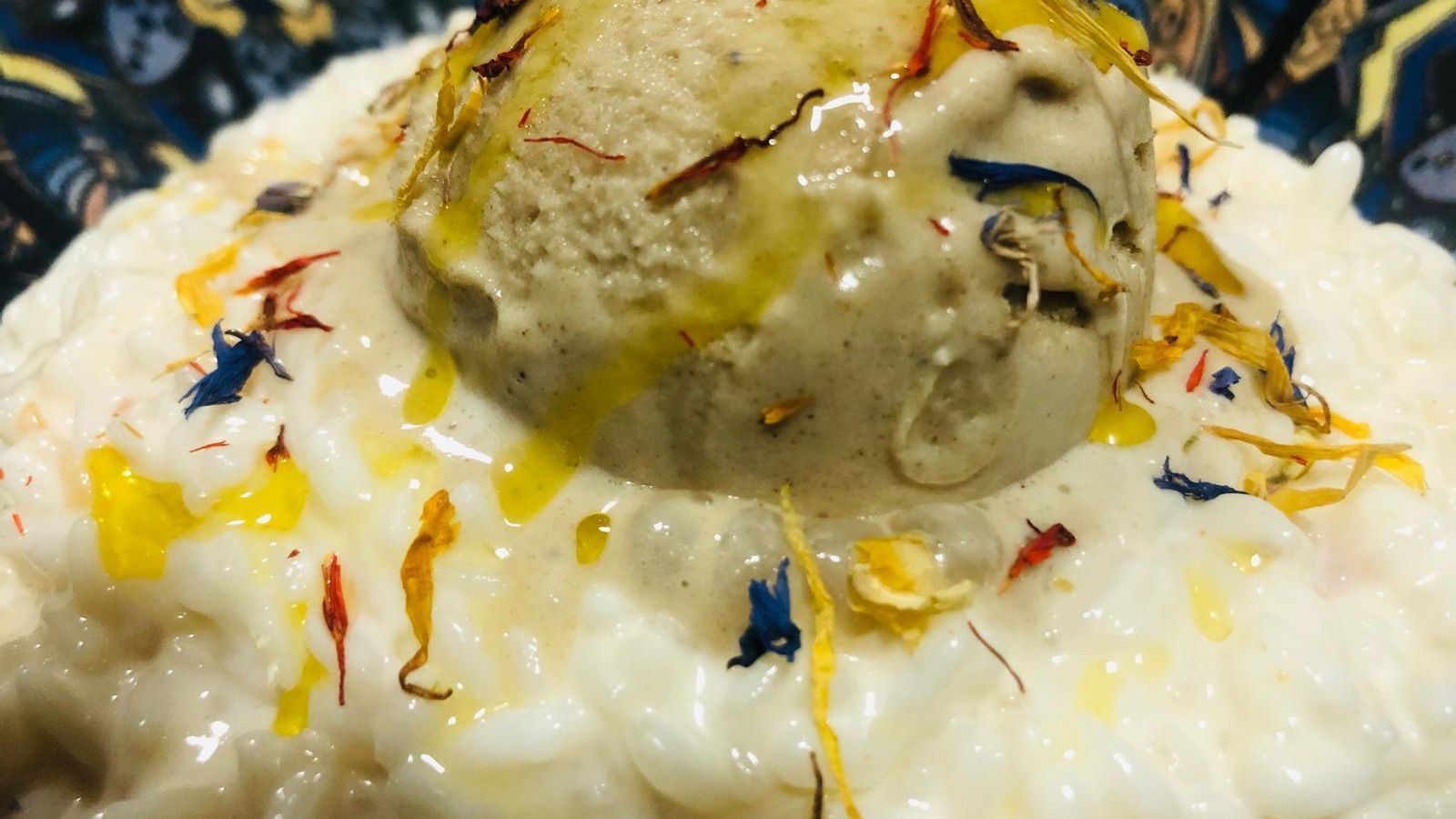 Risotto de queso de cabra con helado de boletus Edulis, aceite de trufa y flor seca de violeta