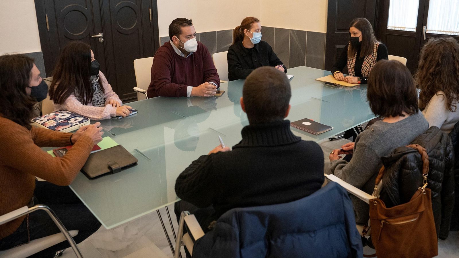 Reunión del Ayuntamiento con los responsables de la ERACIS de Bazán. En la imagen, Patricia Cavada, Jaime Armario y Virginia Barrera con algunos de los responsables del equipo.