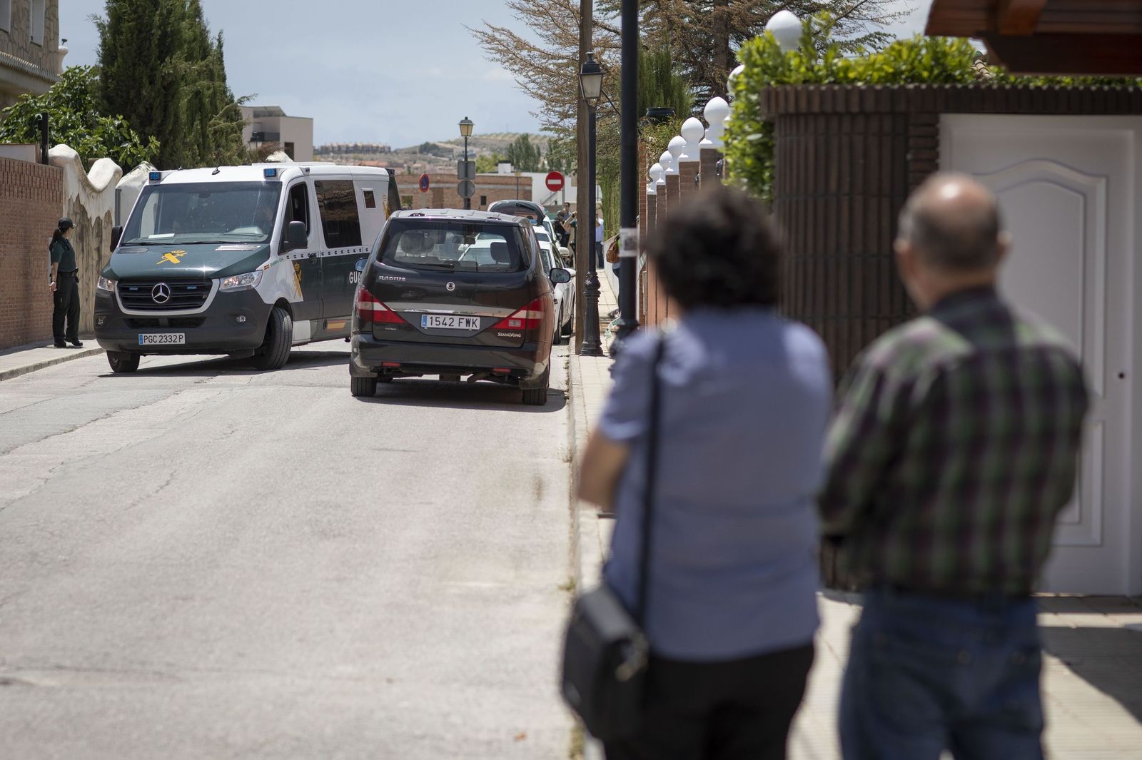 Dos vecinos observan el despliegue policial en la casa donde tuvo lugar el crimen