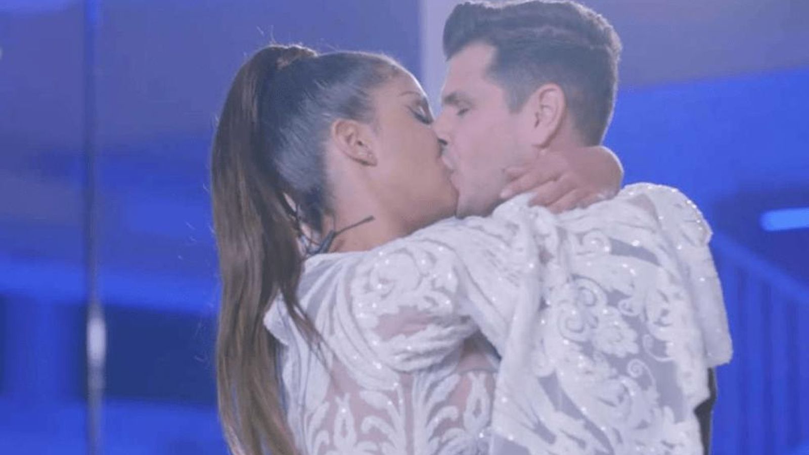 Tania y Alejandro se besan en el especial del martes por la  noche.