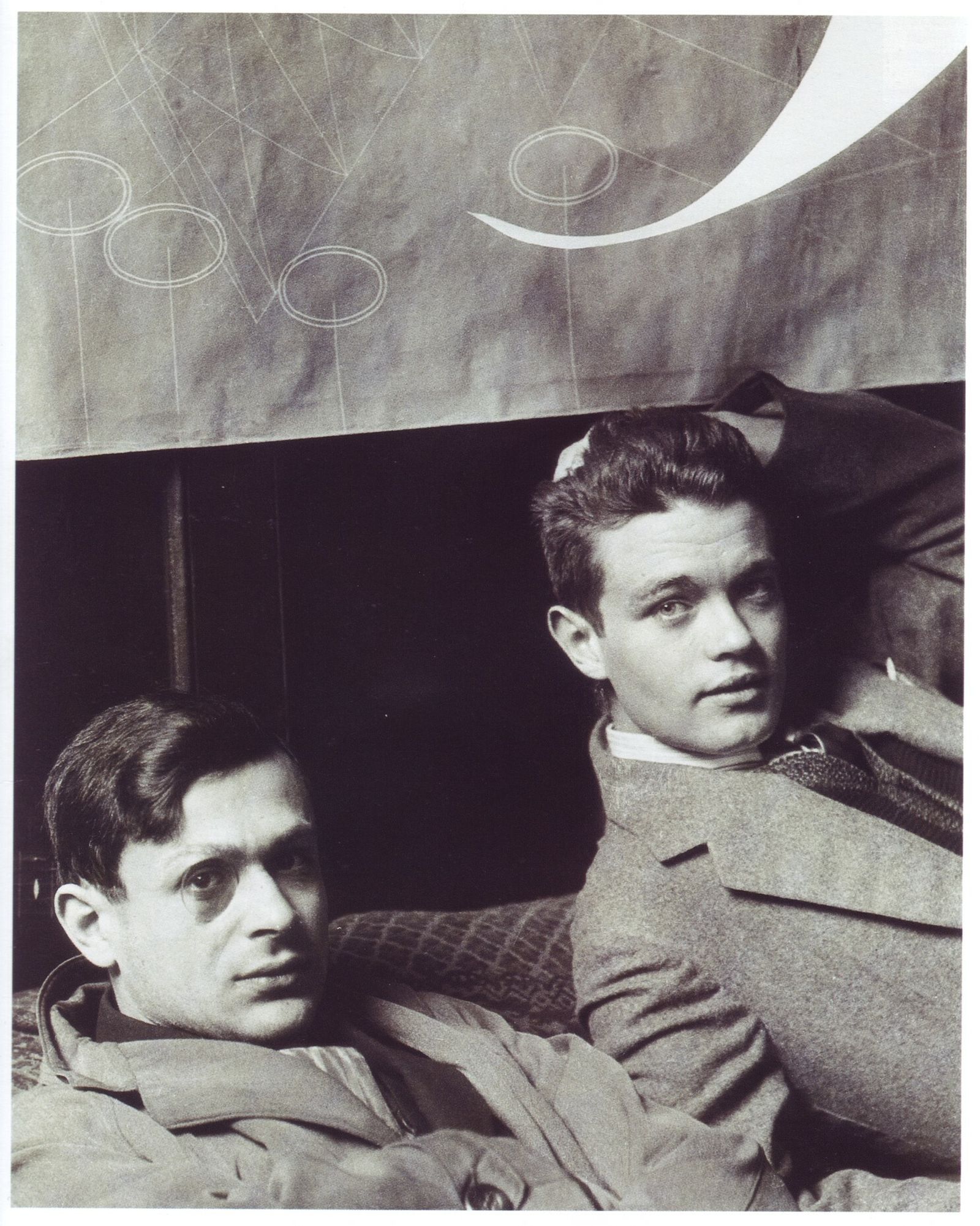 Tristan Tzara, fundador del Dadaísmo, junto a René Crevel
