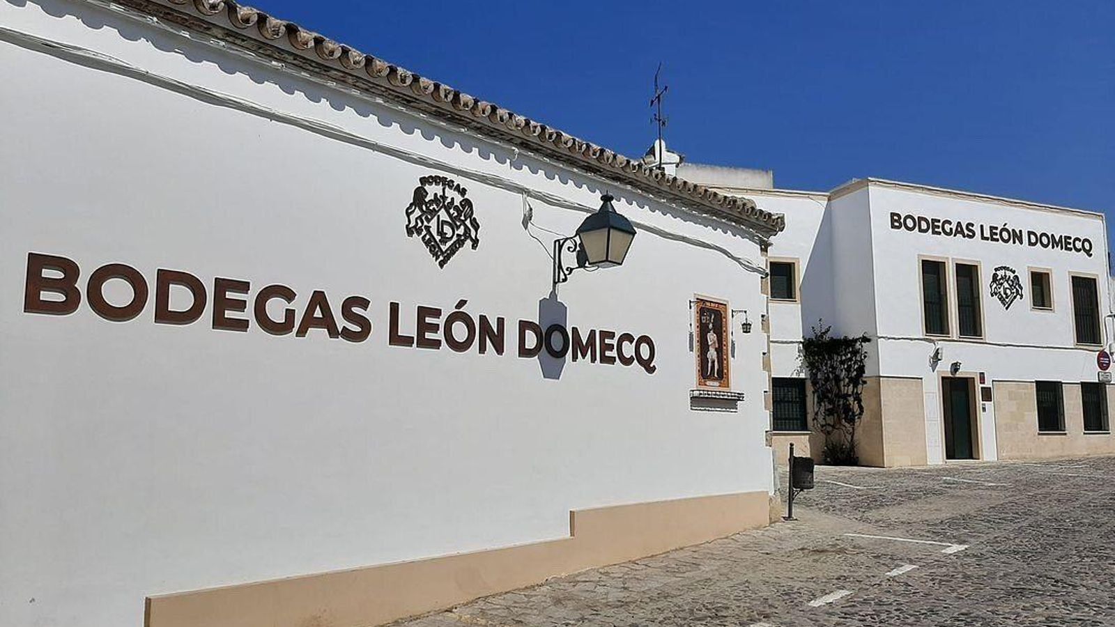 Fachada de las bodegas León Domecq, calle Justicia.