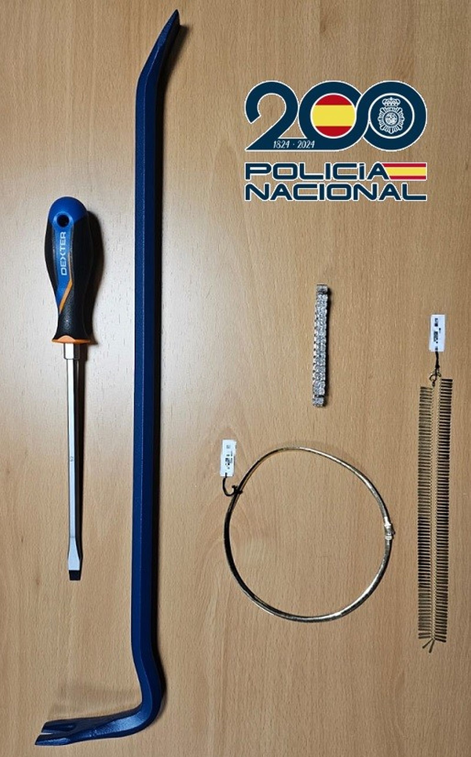 Joyas y herramientas intervenidas al detenido.