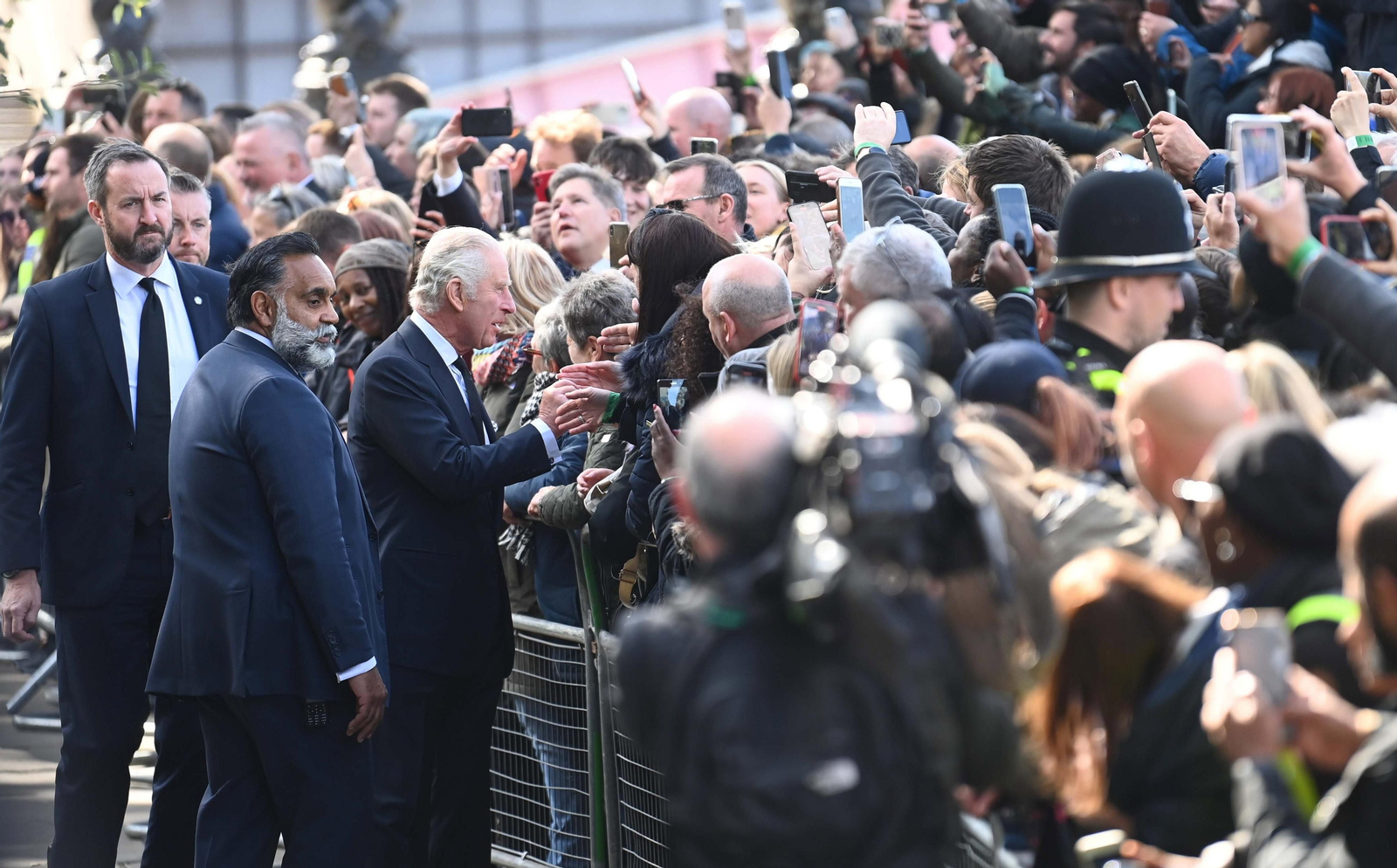 El rey Carlos III agradece la espera a las personas que hacen cola para entrar en la capilla ardiente.