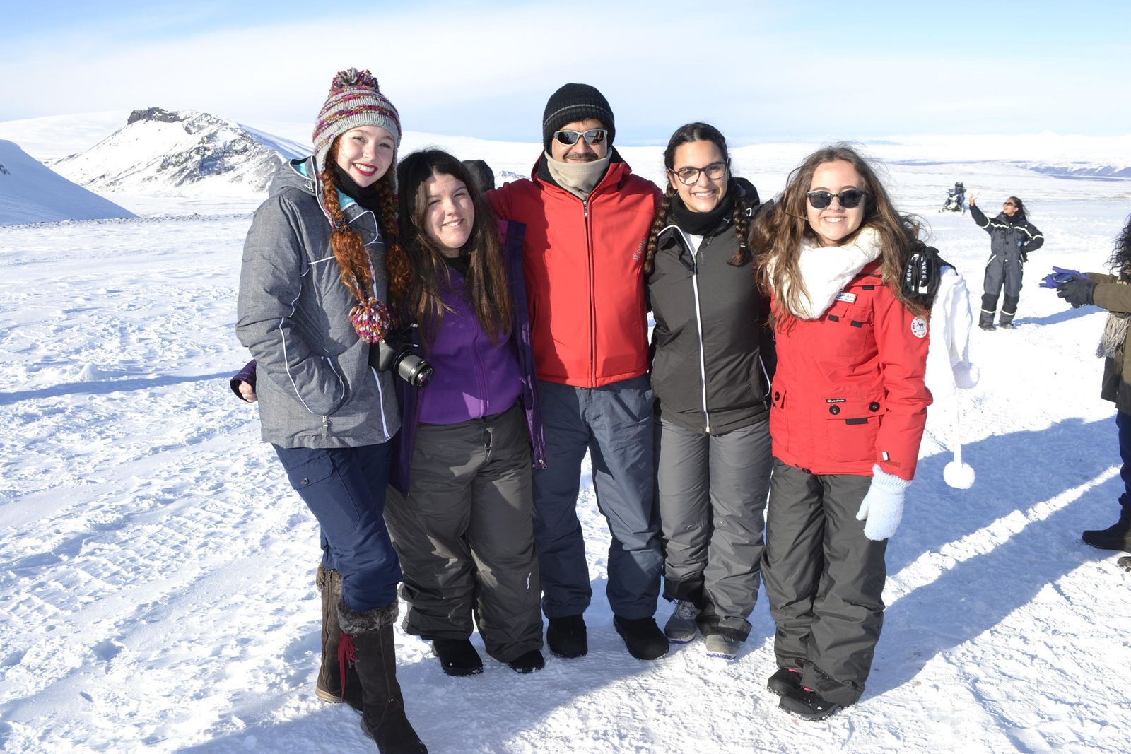 Varias alumnas posan con José María Guillén, en Islandia.