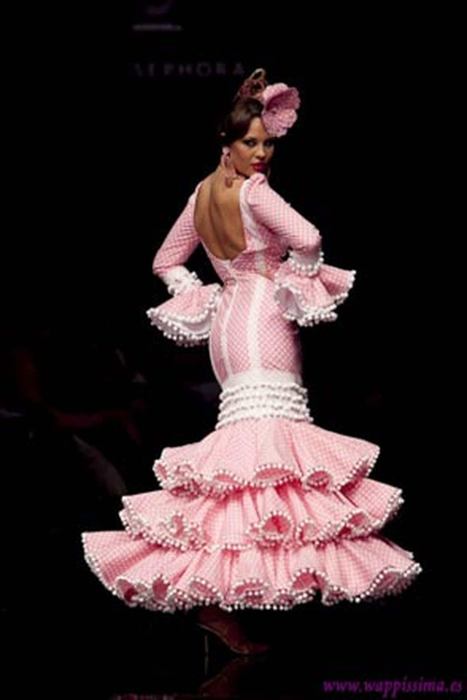 "Hay que innovar sin salirse del típico traje de flamenca"