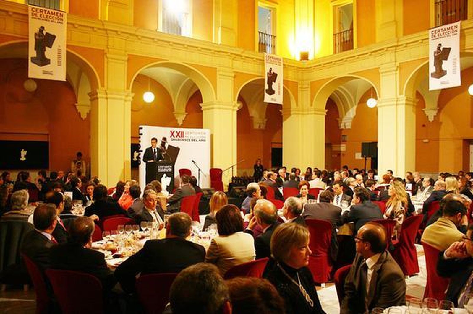Un momento de la Gala de los Premios Onubenses del Año, con Javier Chaparro, director de Huelva Información, dirigiéndose a los asistentes.  Foto: Alberto Dominguez