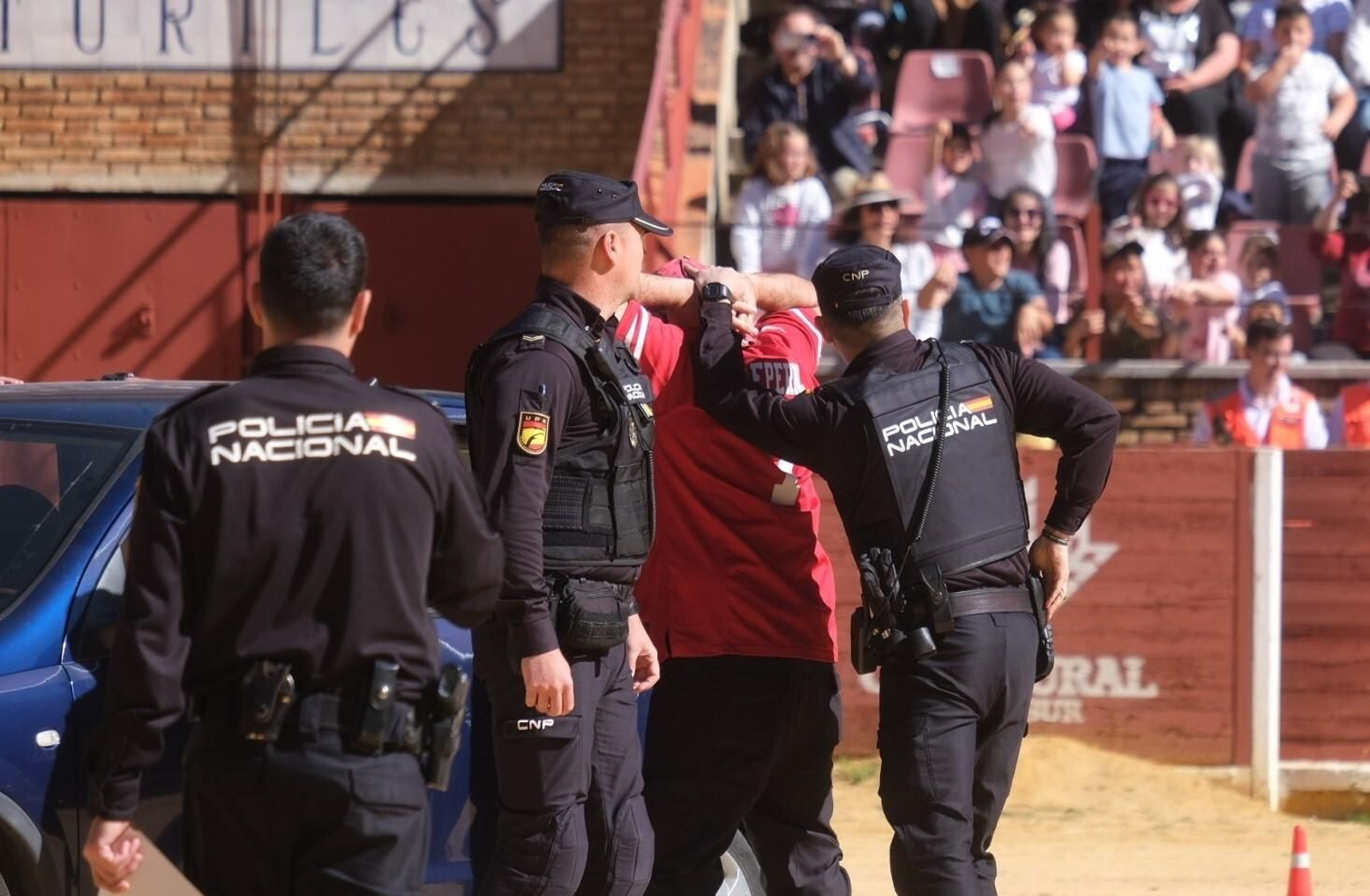 La exhibición de la Policía Nacional en la plaza de toros de Córdoba, en imágenes