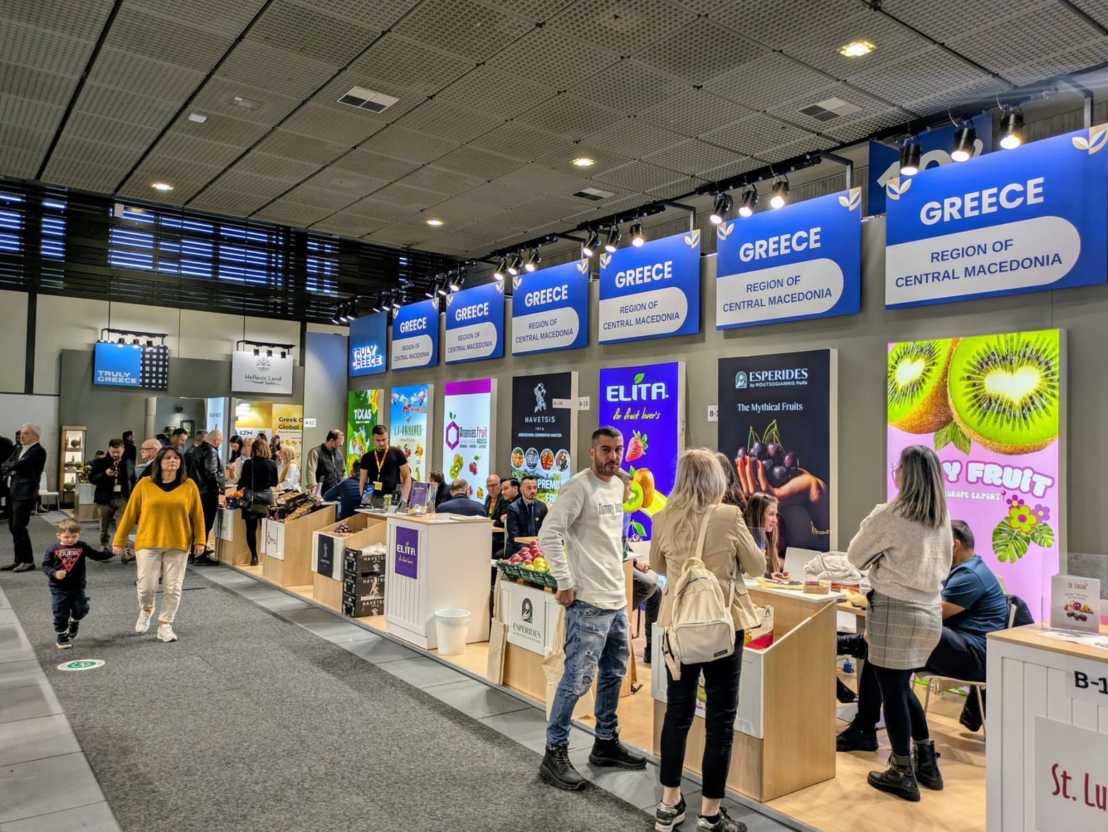 Un paseo por Fruit Logistica: las imágenes de expositores y productos de hasta 90 países