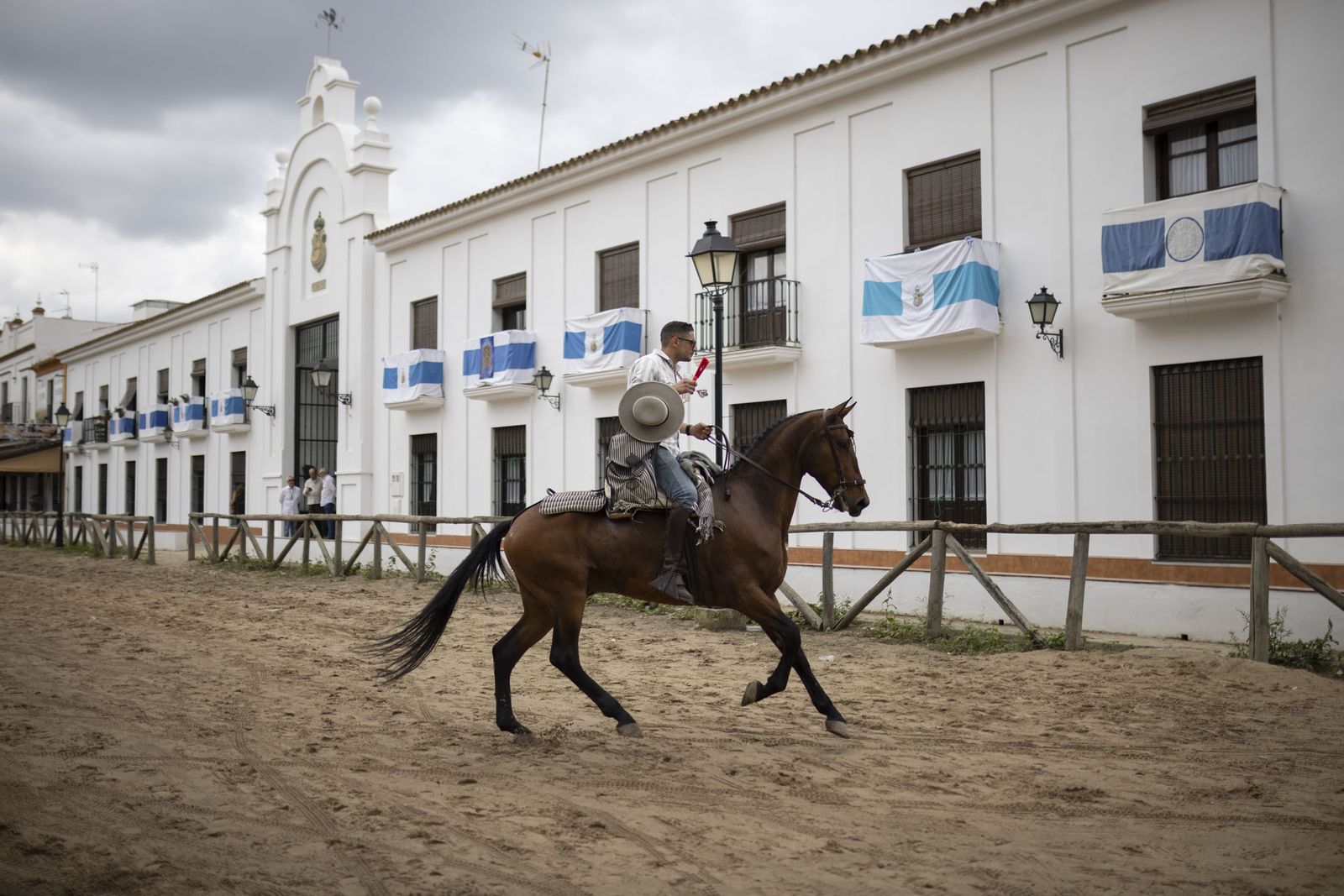 El Rocío 2023: Imágenes de ambiente en la aldea durante la presentación de las Hermandades