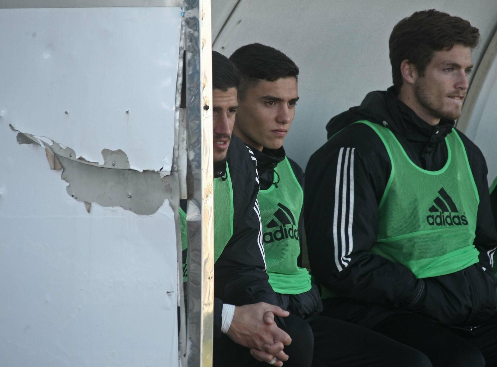 Jesús Méndez, entre Godino y Almenara, en el banquillo de la Balona