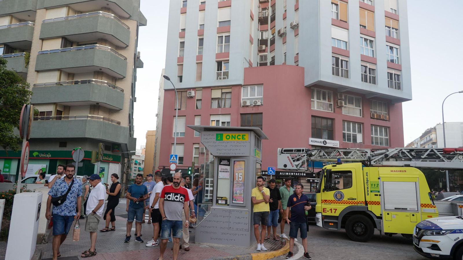 Los alrededores del hospital Puerta del Mar durante la actuación por el incendio.