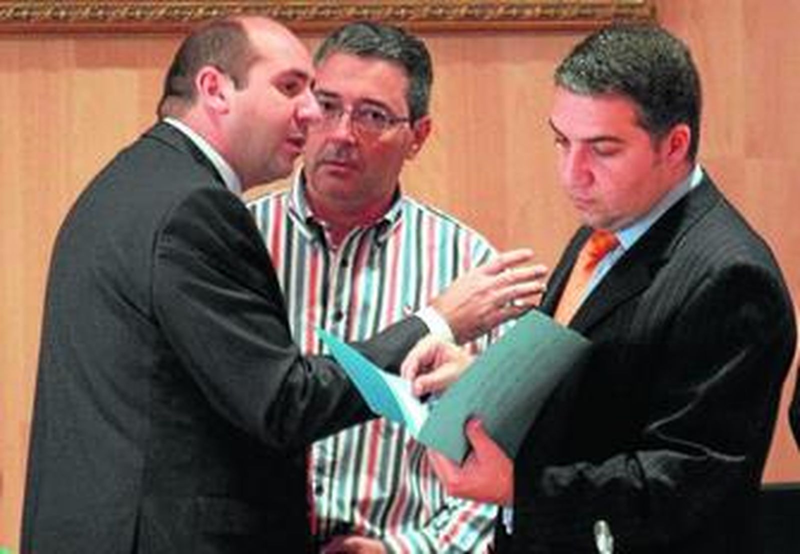 Conejo dialoga con Salado y Bendodo antes del inicio del Pleno de la Diputación, ayer.