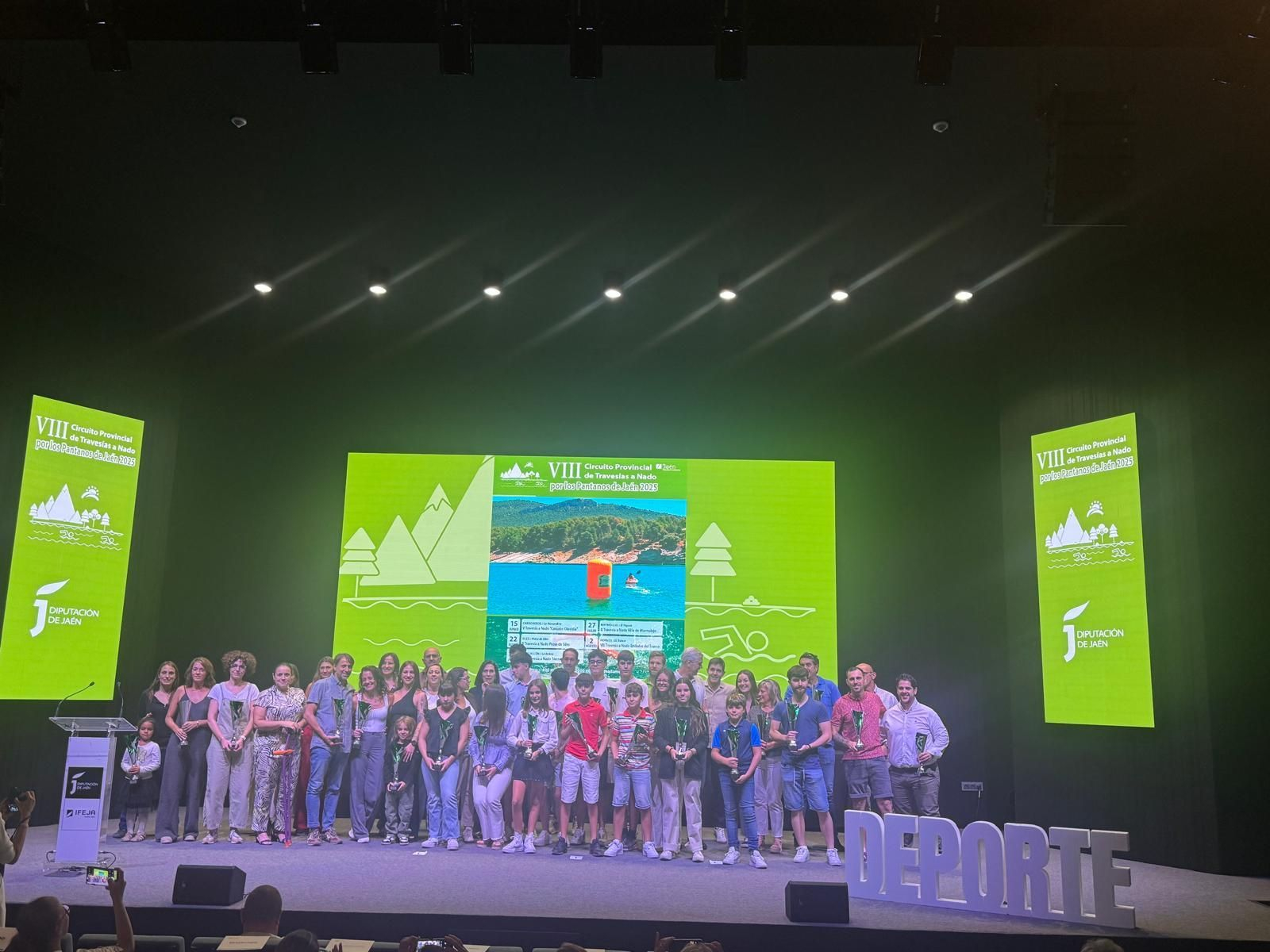 Foto de familia de autoridades y ganadores en la entrega de premios.