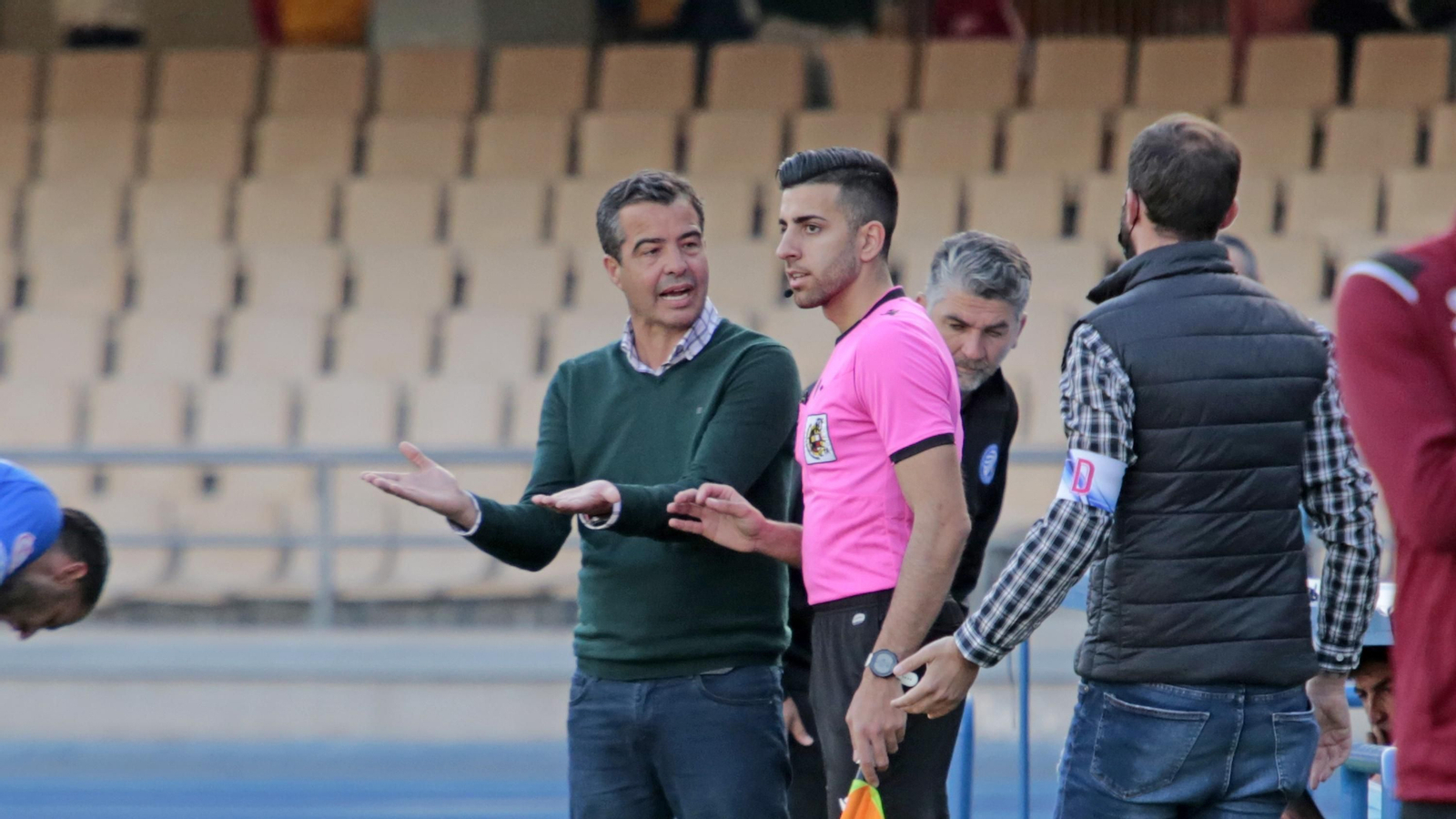 Pérez Herrera conversa con un asistente en la banda de Chapín.