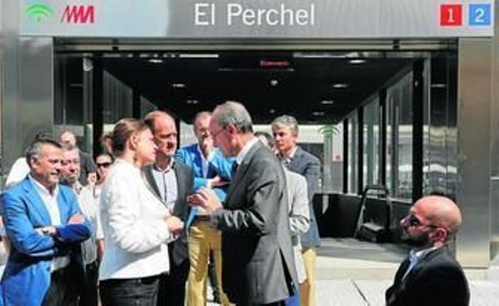 Elena Cortés y Francisco de la Torre conversan a las puertas de la estación del Metro.