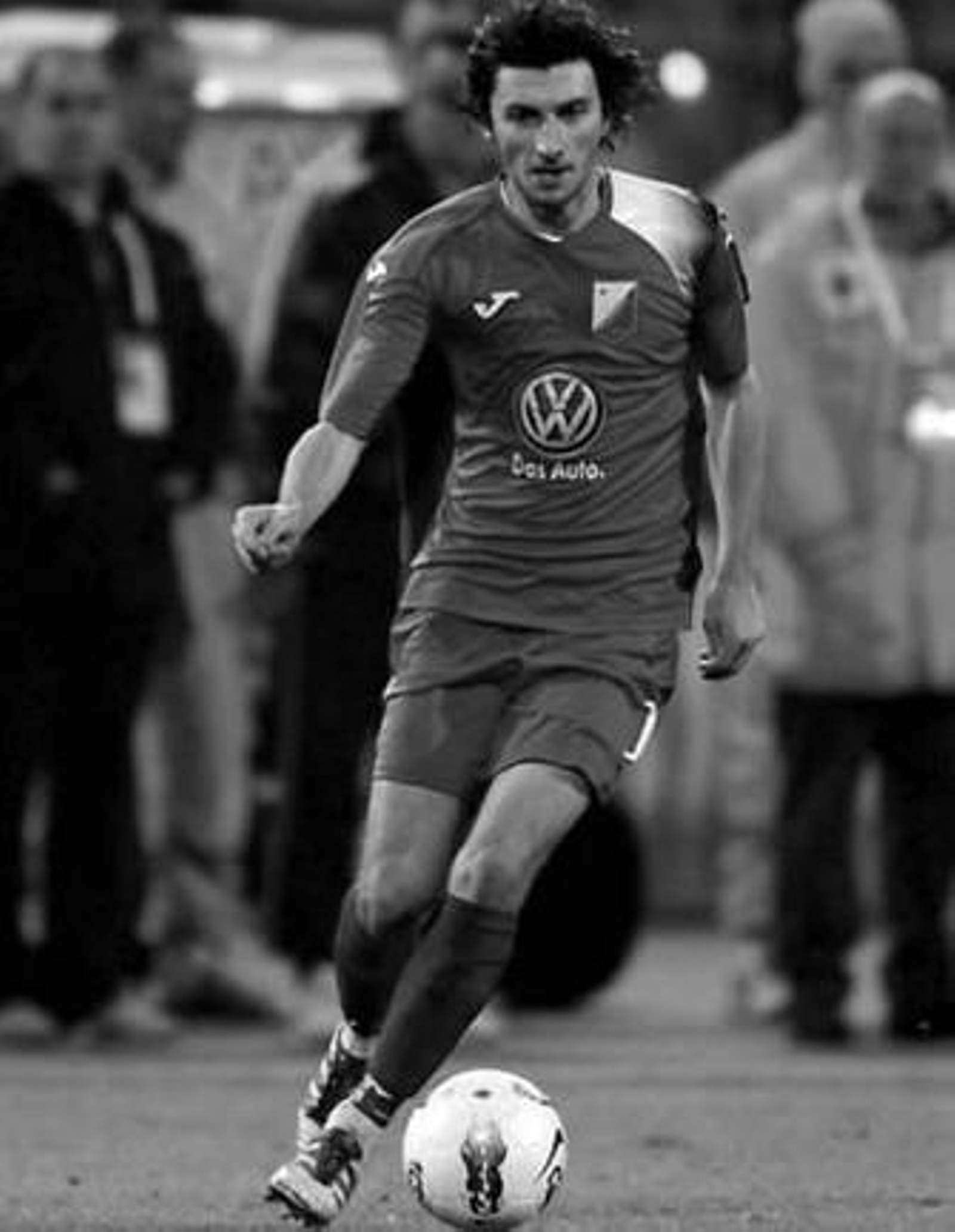 Miroslav Stevanovic conduce el balón en un partido de la Superliga serbia.