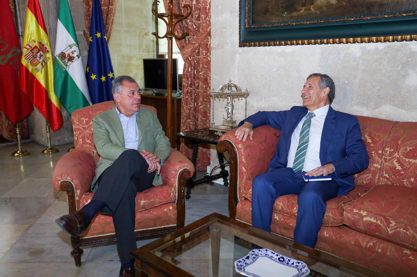 José Luis Sanz recibe en el Ayuntamiento de Sevilla a Miguel Belló.