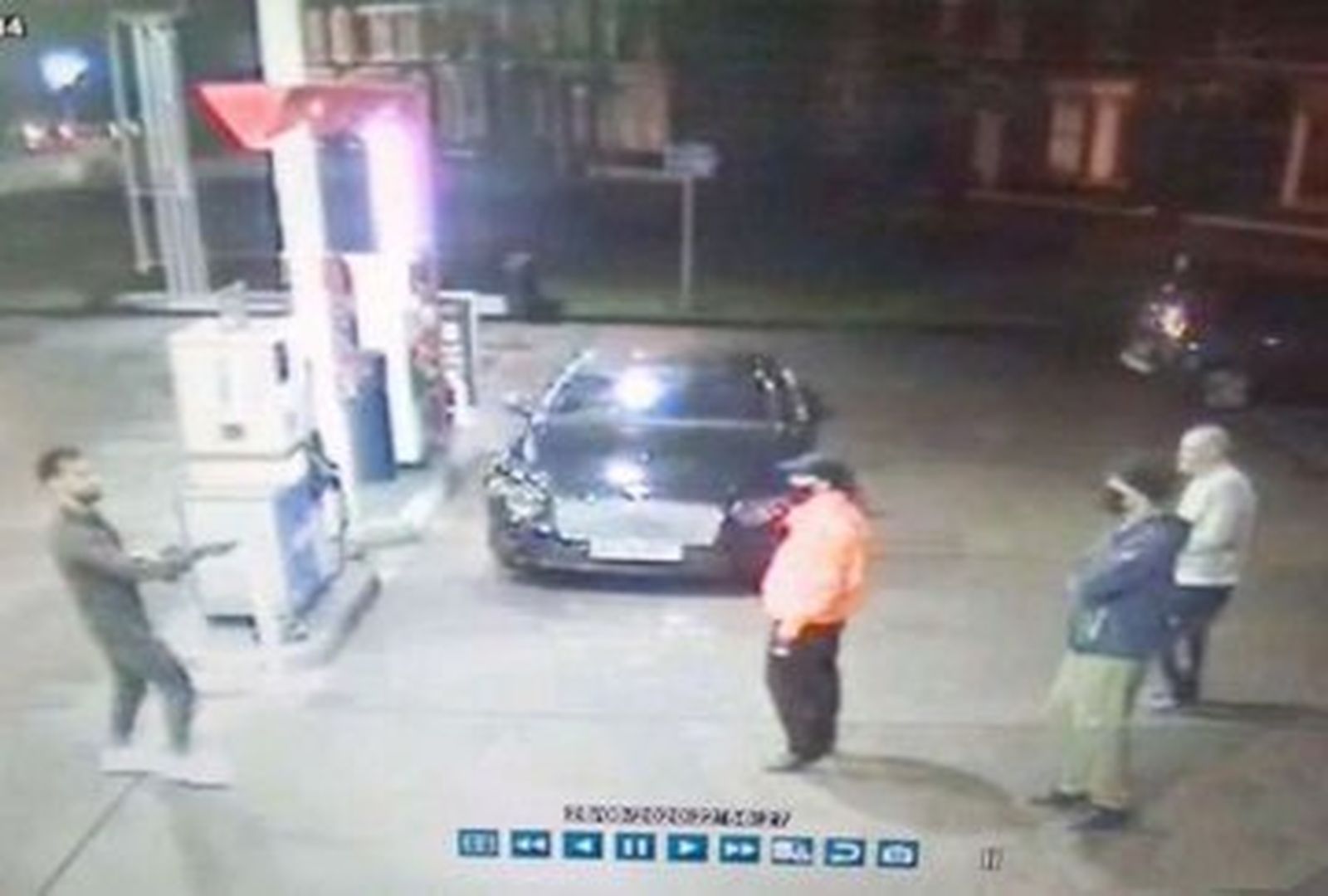 Una captura de la cámara de seguridad de la gasolinera