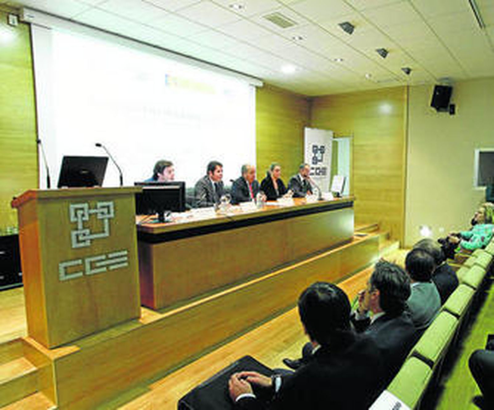 Entre los asistentes estuvieron, además de Meirás, el alcalde de Granada y el concejal de Educación, Consumo y Empleo.