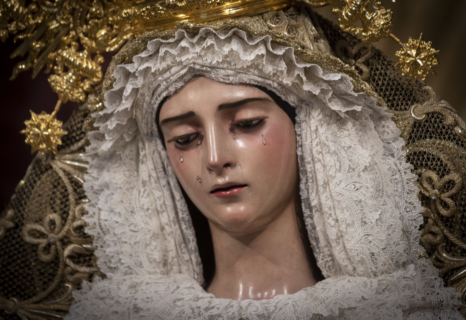 Las imágenes del besamanos de la Virgen de Gracia y Esperanza de San Roque