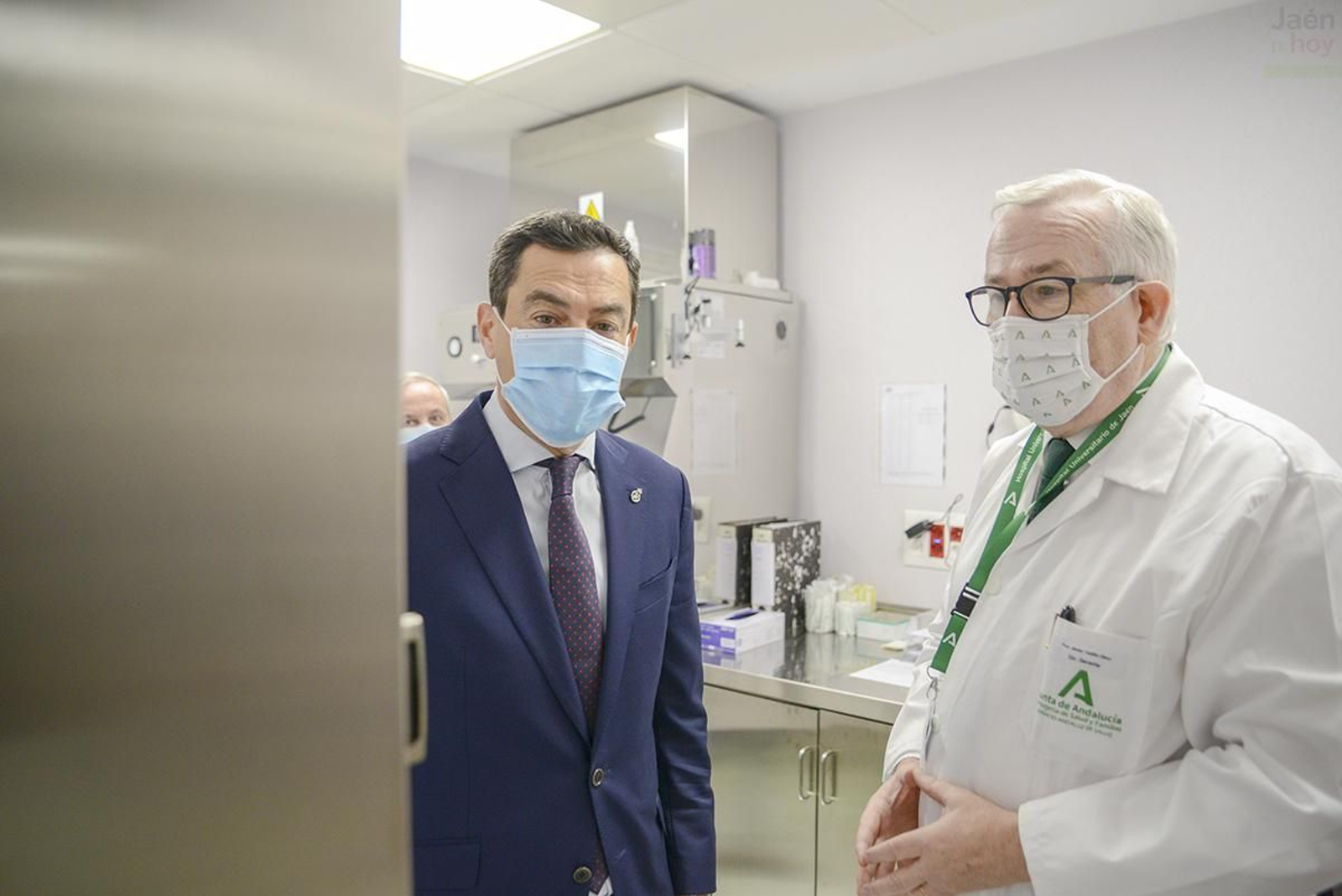 Juanma Moreno visita el nuevo PET-TAC y las dos gammacámaras del Hospital Universitario de Jaén
