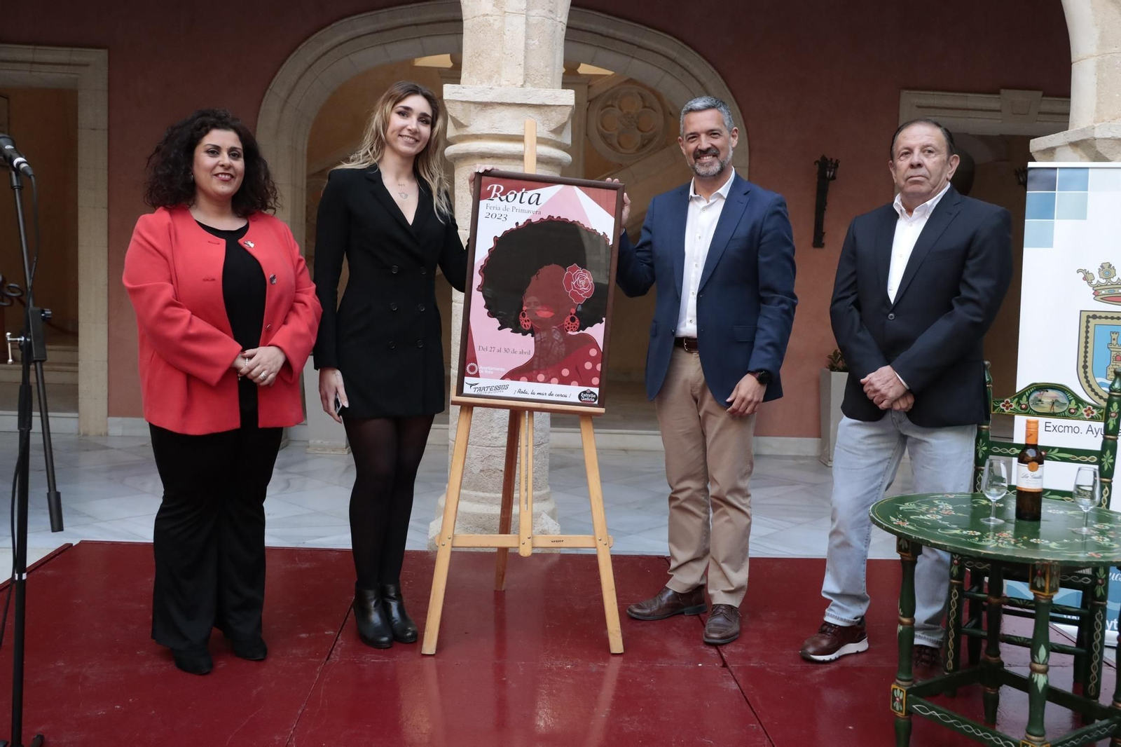 La presentación del cartel anunciador de la Feria de Primavera de Rota en el Palacio Municipal Castillo de Luna.