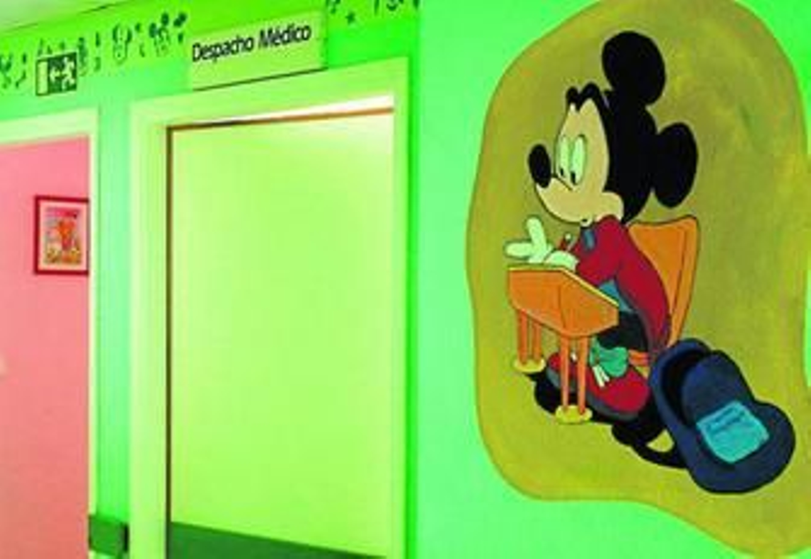 Un pasillo de la planta infantil del Puerta del Mar, con dibujos animados para los más pequeños.