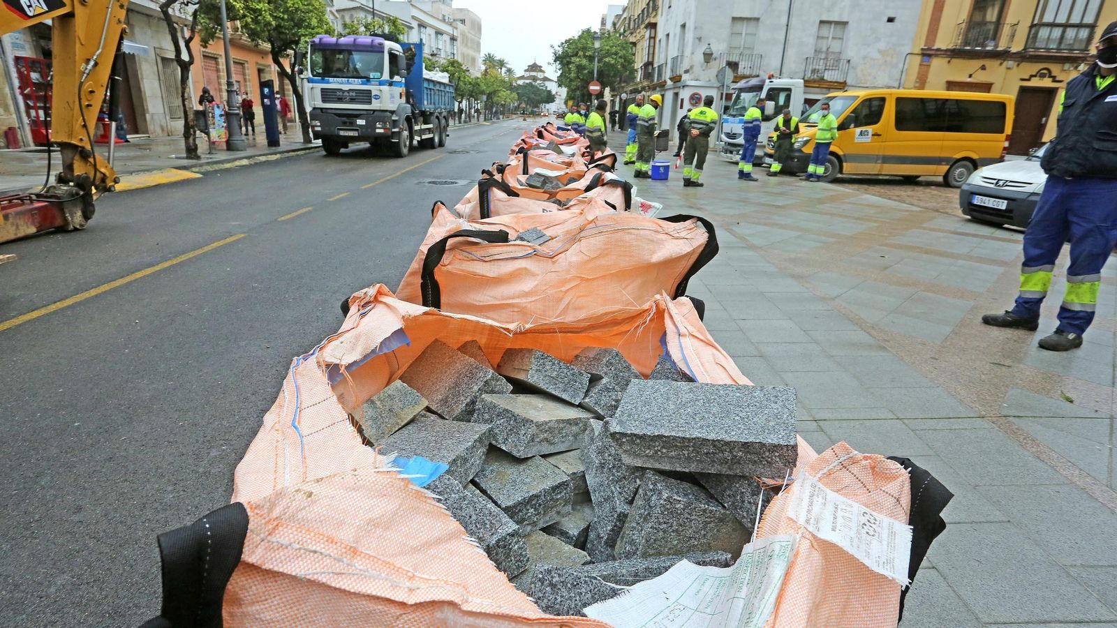 Sacas con los nuevos adoquines planos que alternarán con el asfalto en el céntrico eje viario, al que se incorpora el modelo de plataforma única.