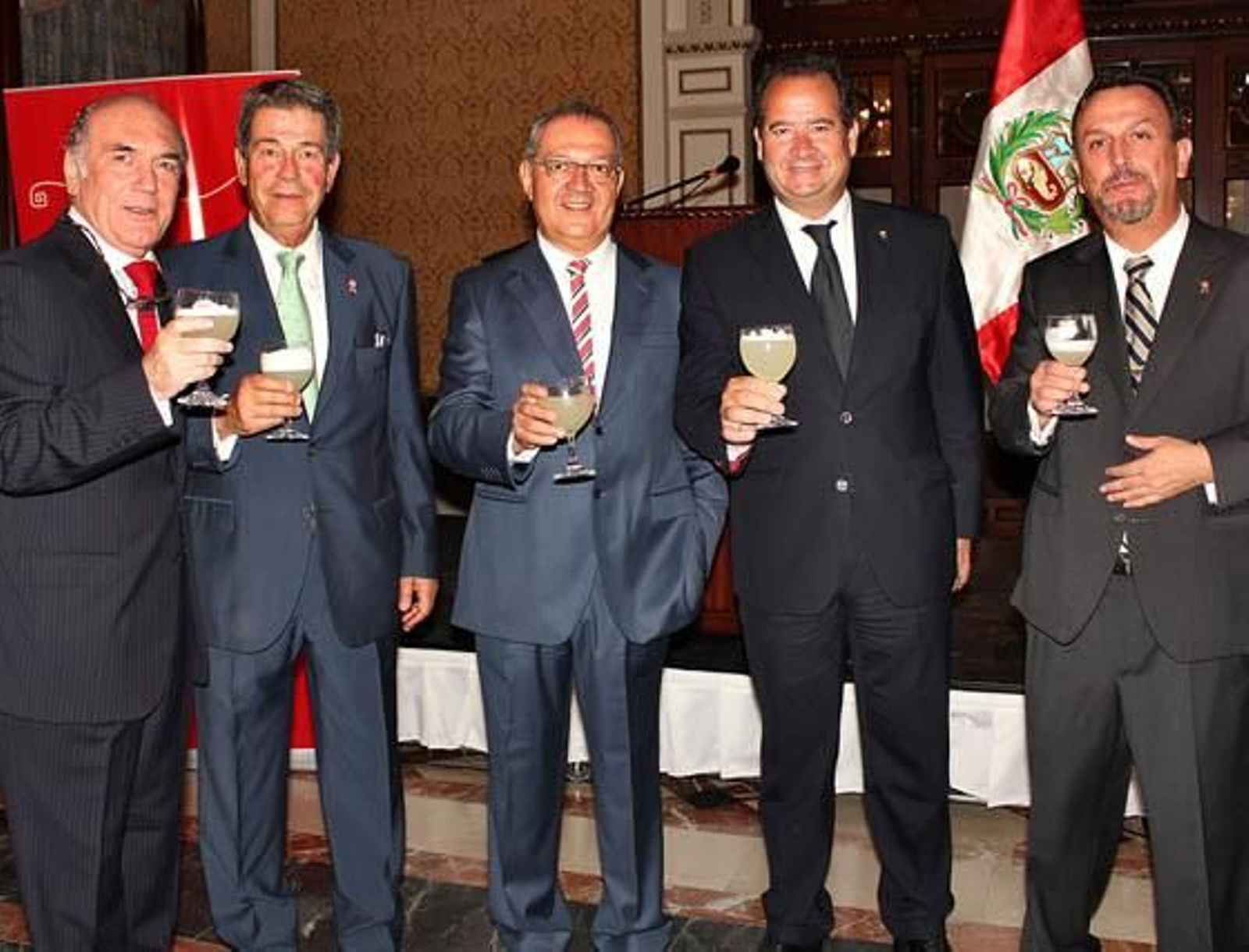 Óscar Barrenechea  y Humberto Urtiaga, ex cónsules generales del Perú en Sevilla; Ricardo Guimoye, cónsul honorario; Carlo Suffredini, director del Hotel Alfonso XIII  y Javier Sánchez-Checa Salazar, cónsul general del Perú en Sevilla, brindan con pisco sour, la bebida nacional peruana.   Foto: Victoria Ramírez