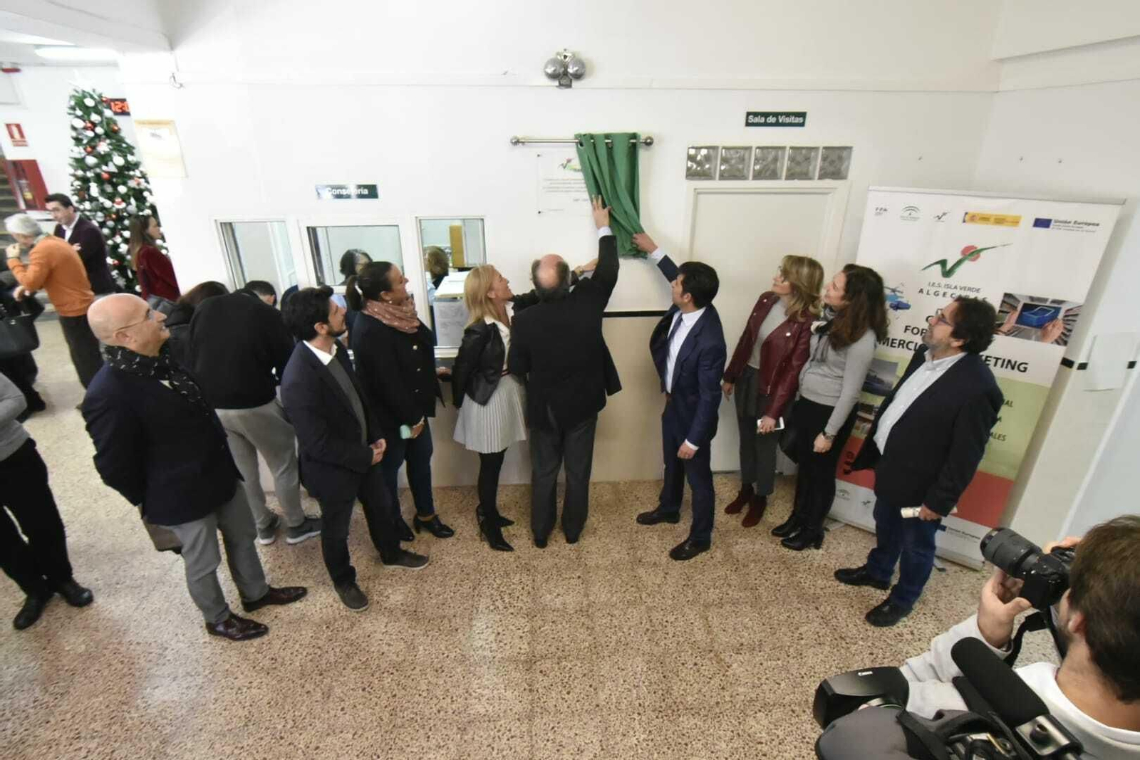 Momento del descubrimiento de la placa conmemorativa en el Isla Verde de Algeciras