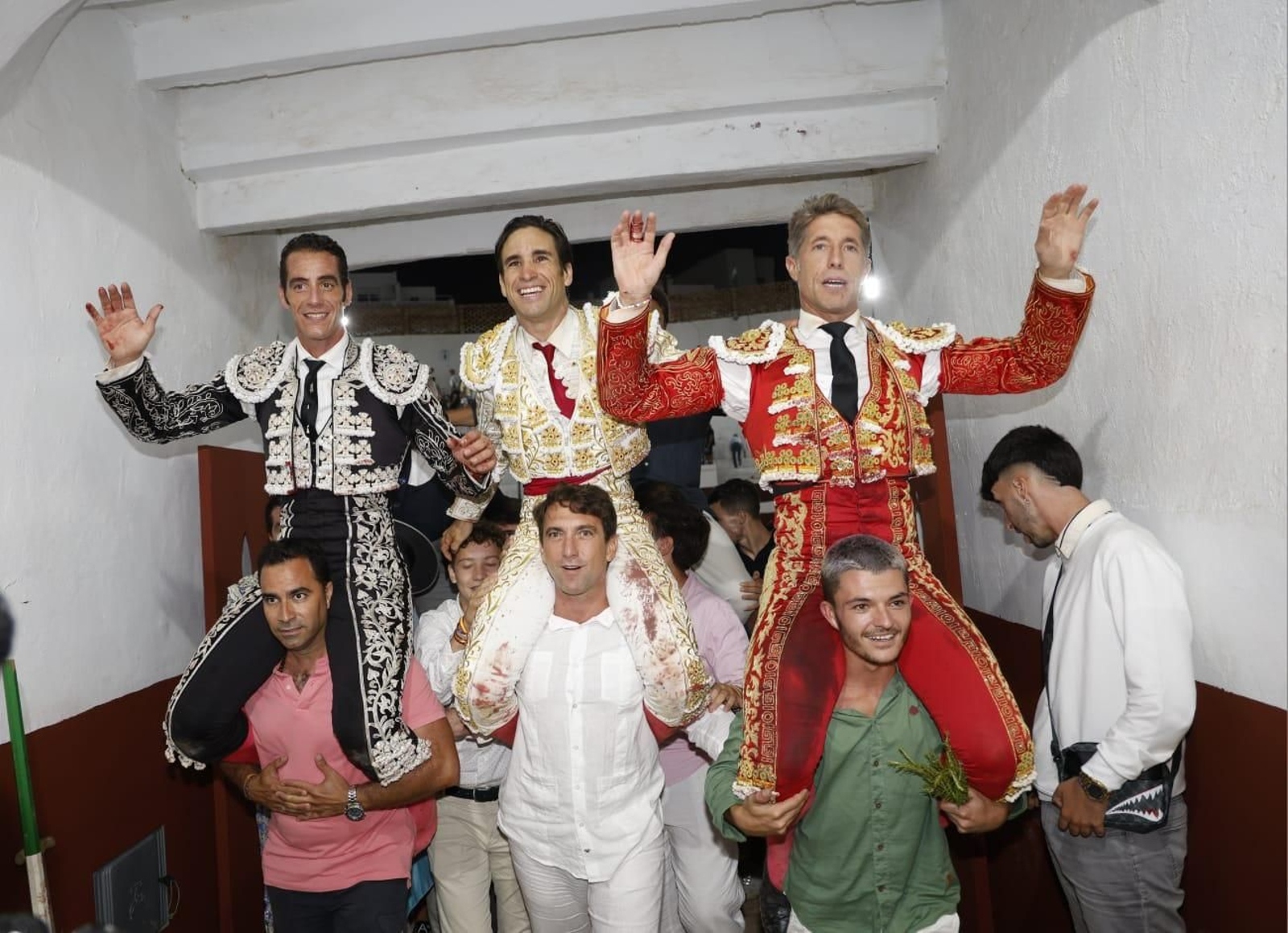 Moral, Galán y Escribano salen a hombros de la plaza de toros de Tarifa, este domingo.