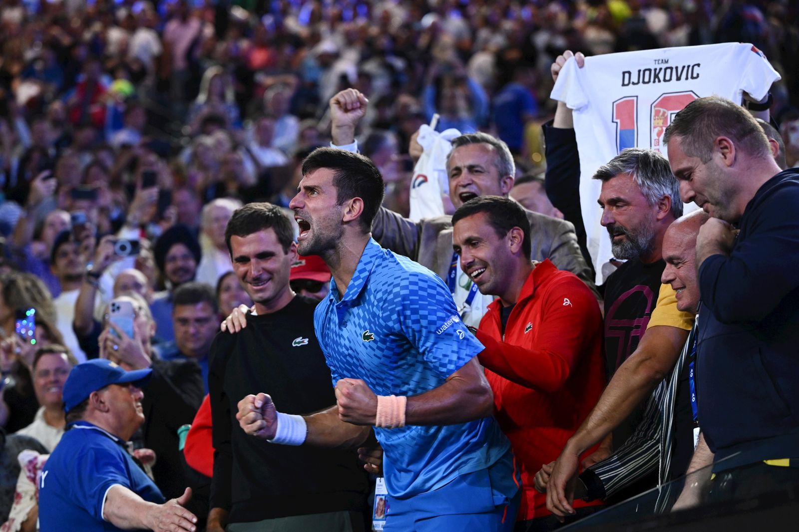Novak Djokovic, con Carlos Gómez Herrera, de rojo, detrás.