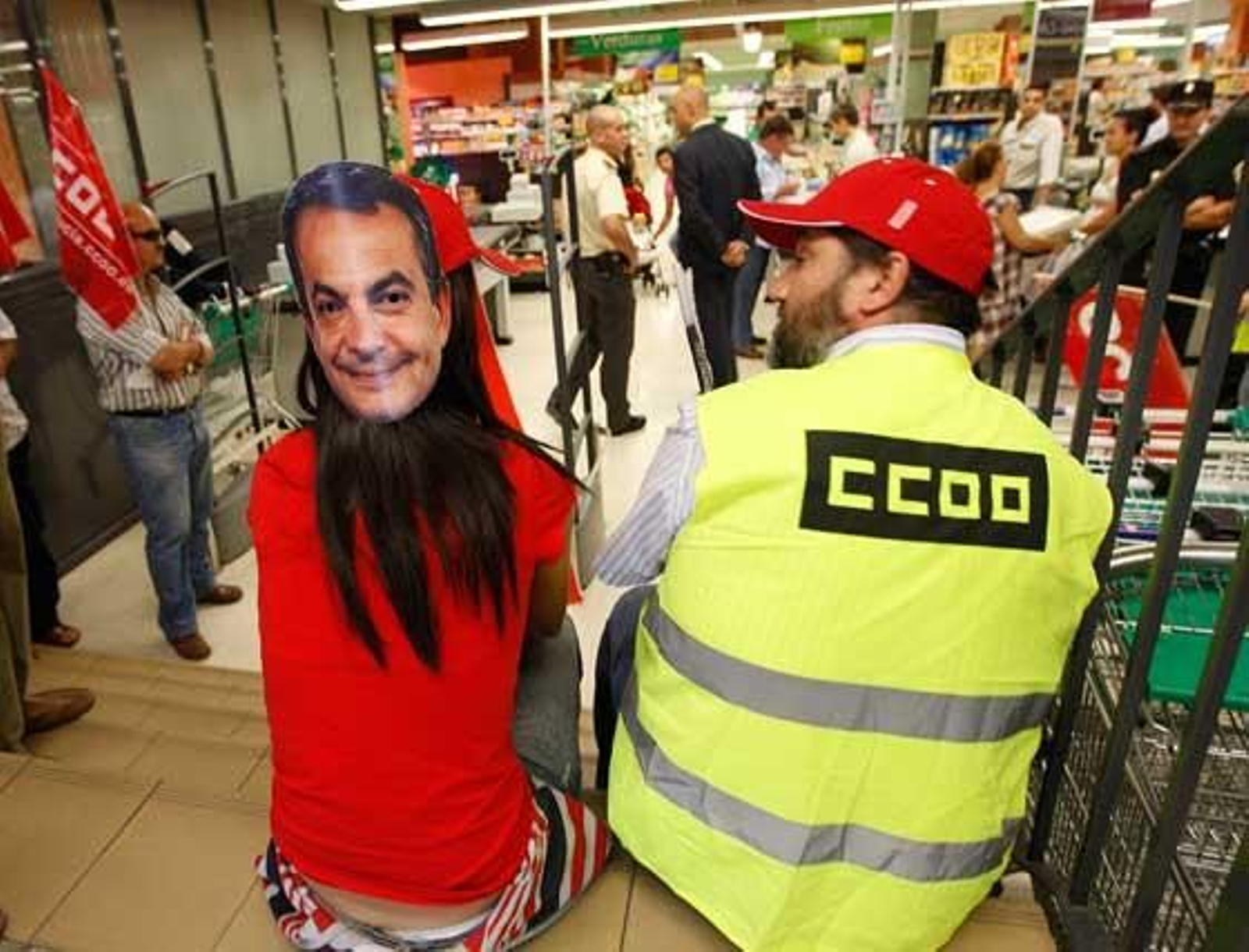 Dos sindicalistas, sentados ayer en las escaleras de un supermercado.

Foto: Juan Carlos Toro