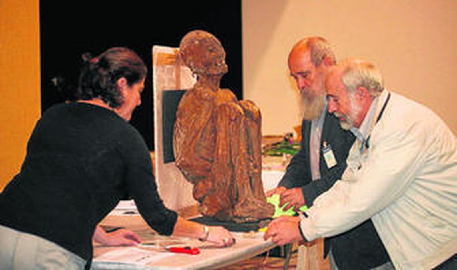 Miguel Botella e Inmaculada Alemán, junto a José Antonio Sánchez, reciben una de las momias de la muestra.