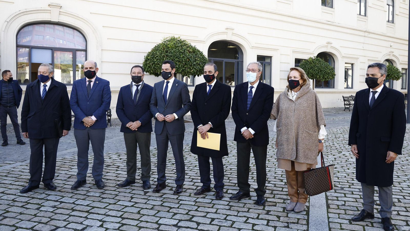 Las autoridades que asistieron al homenaje.