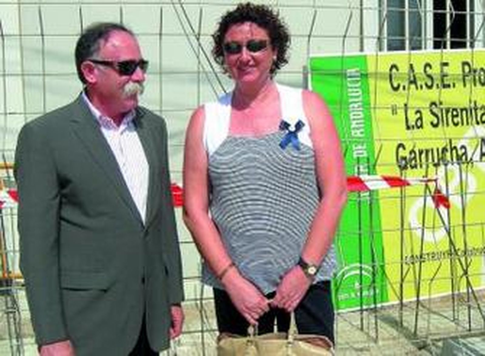 Luís López y María Isabel Haro frente a la guardería.
