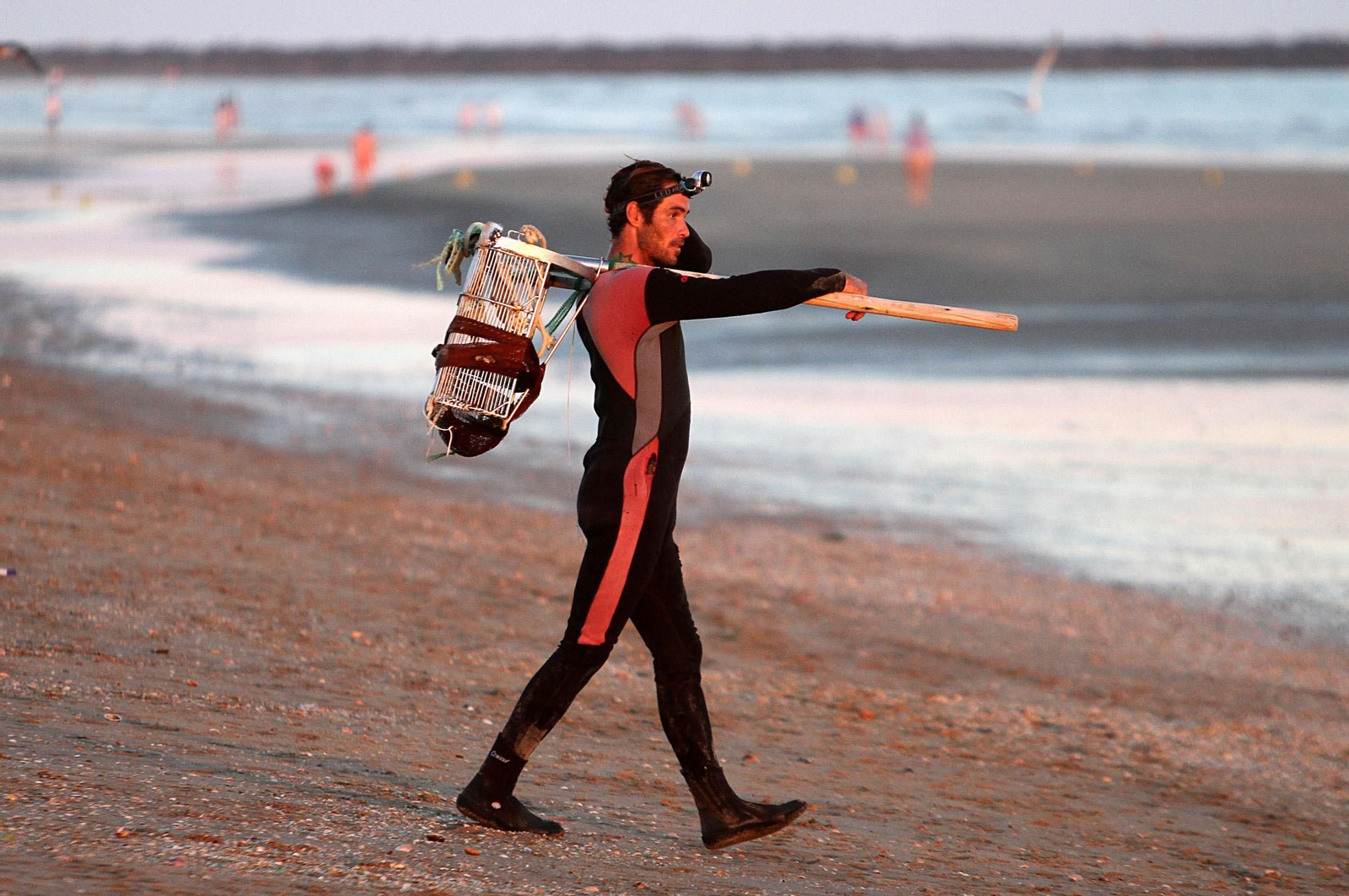 Un mariscador en las costas onubenses.