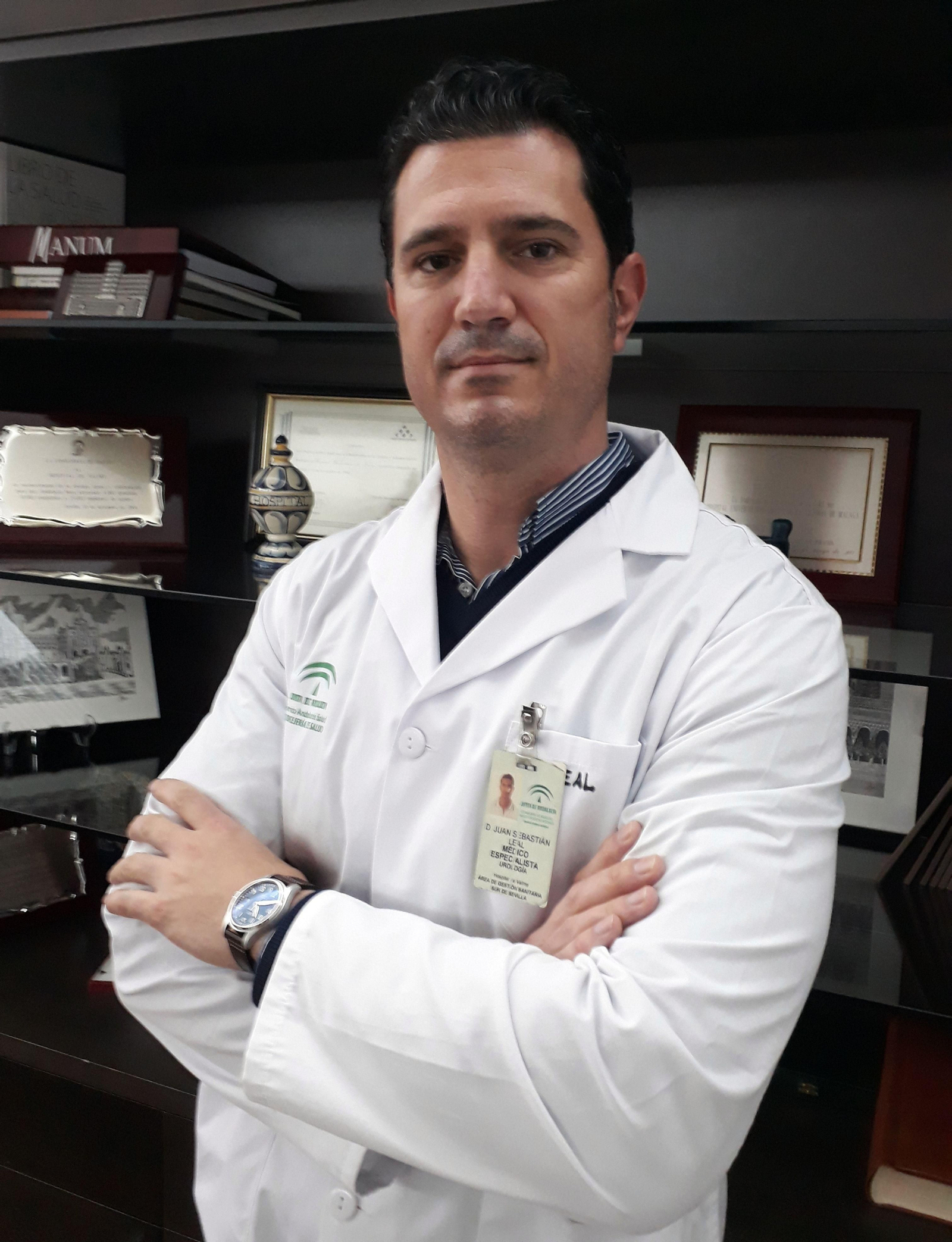 El doctor Juan Leal Lombardo, urólogo que ha realizado la intervención quirúrgica.