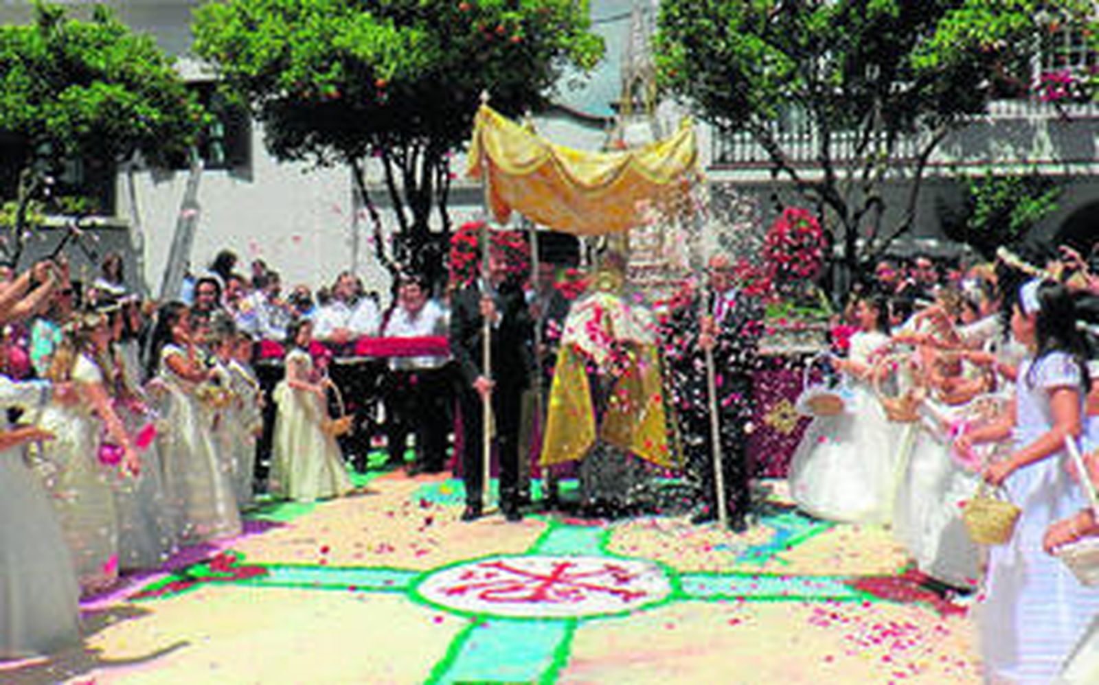 Un instante de la procesión del Corpus que tuvo lugar ayer en San Roque.
