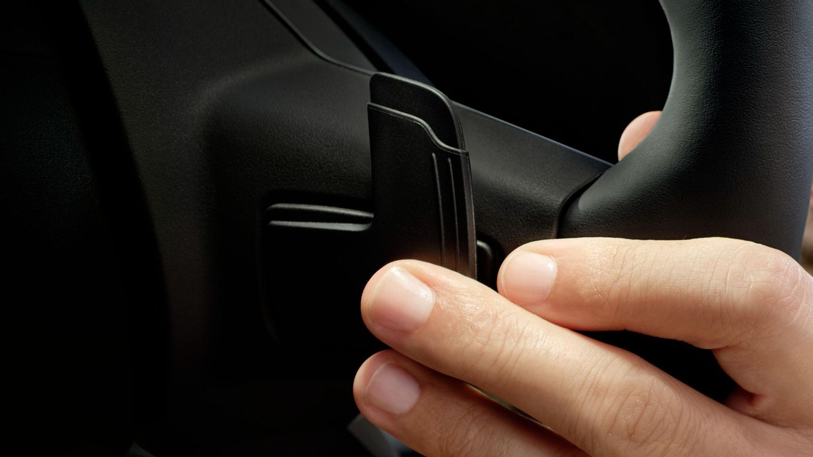 Las nuevas levas incorporadas al volante permiten el control de las marchas del cambio automático, un recurso inédito en la marca.