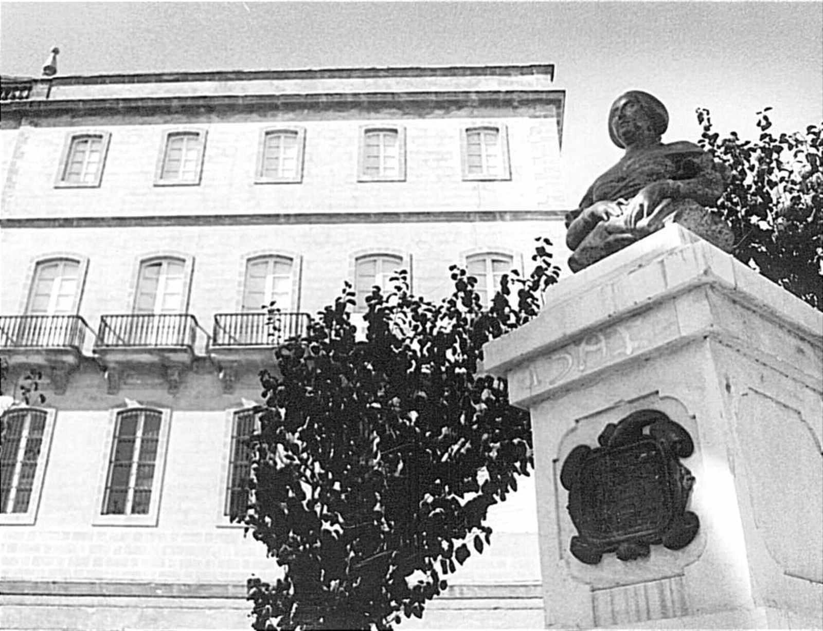 Monumento a Cecilia Böhl de Faber en El Puerto de Santa María.