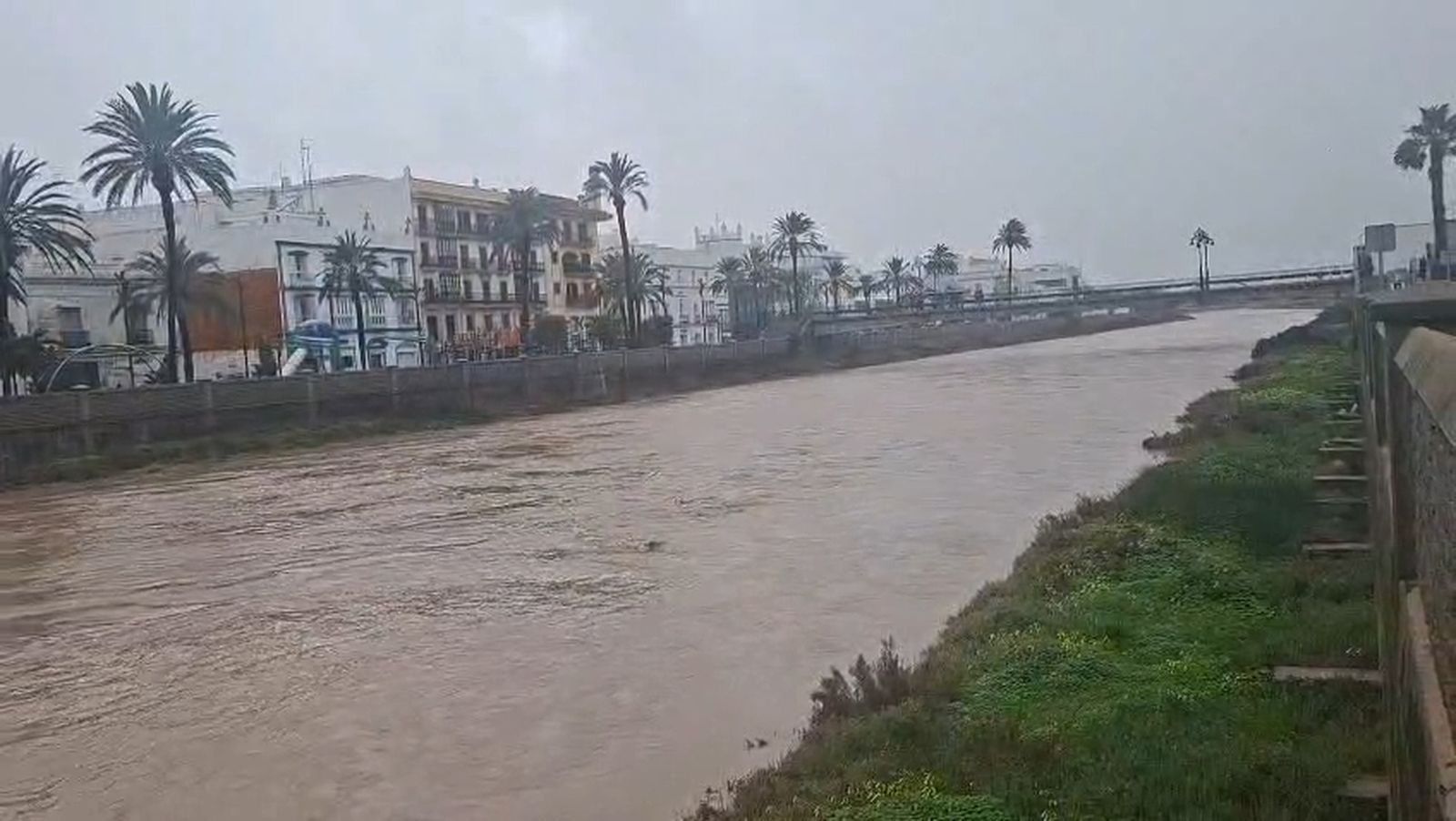Estado del río Iro, en Chiclana, durante el paso de la borrasca Leonardo