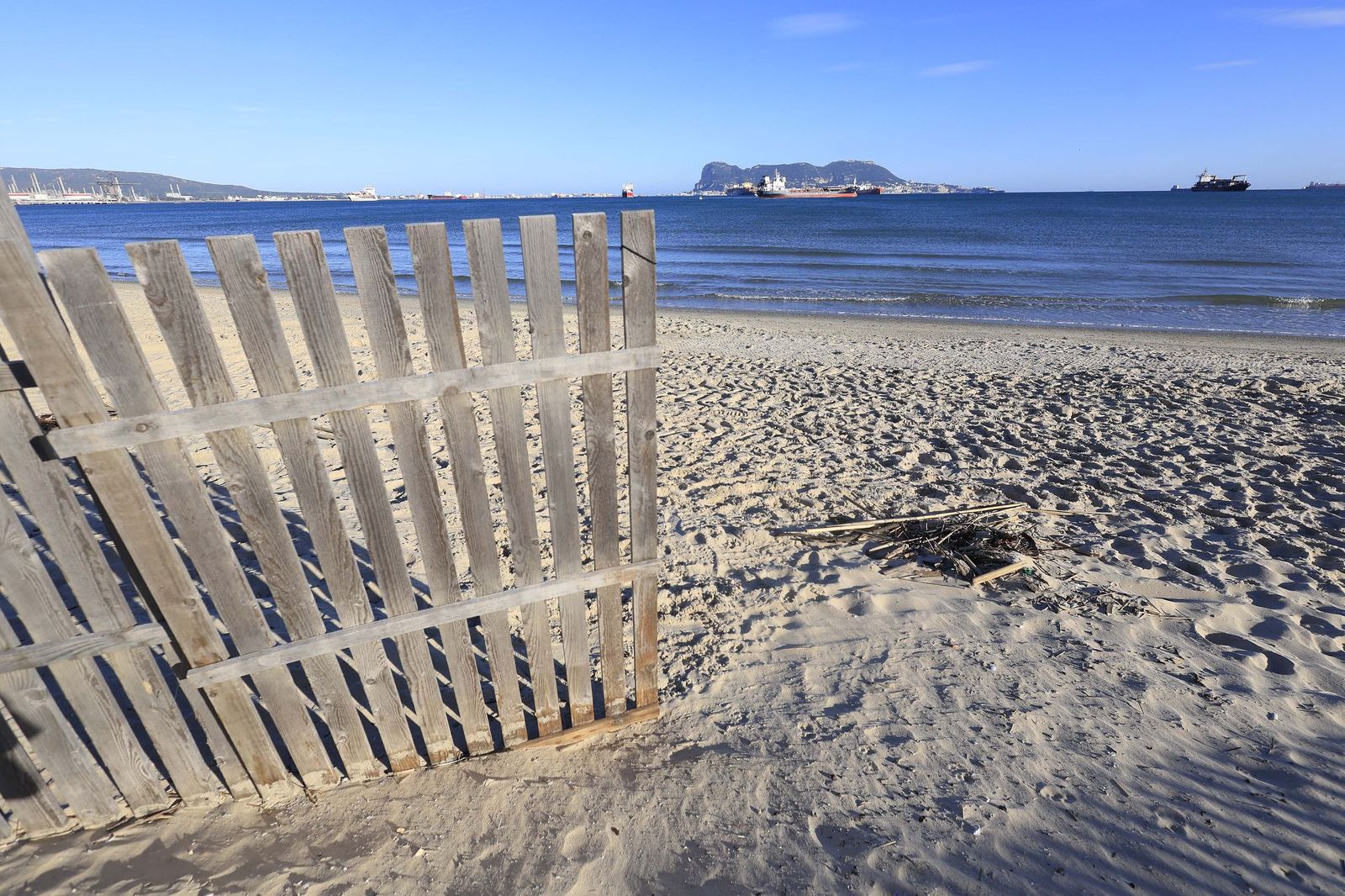 La playa del Rinconcillo de Algeciras tras la borrasca Francis, en imágenes