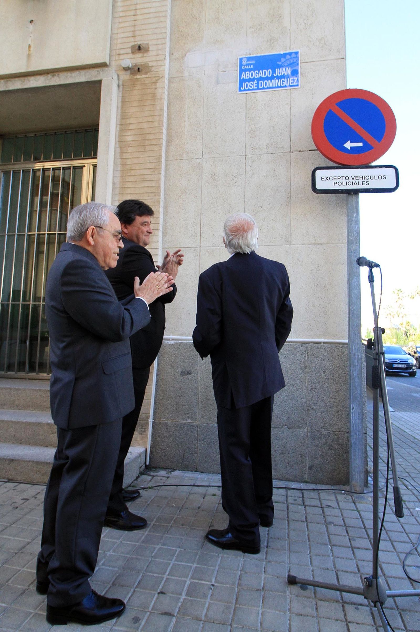 Acto de rotulación de la calle Abogado Juan José Domínguez en imágenes