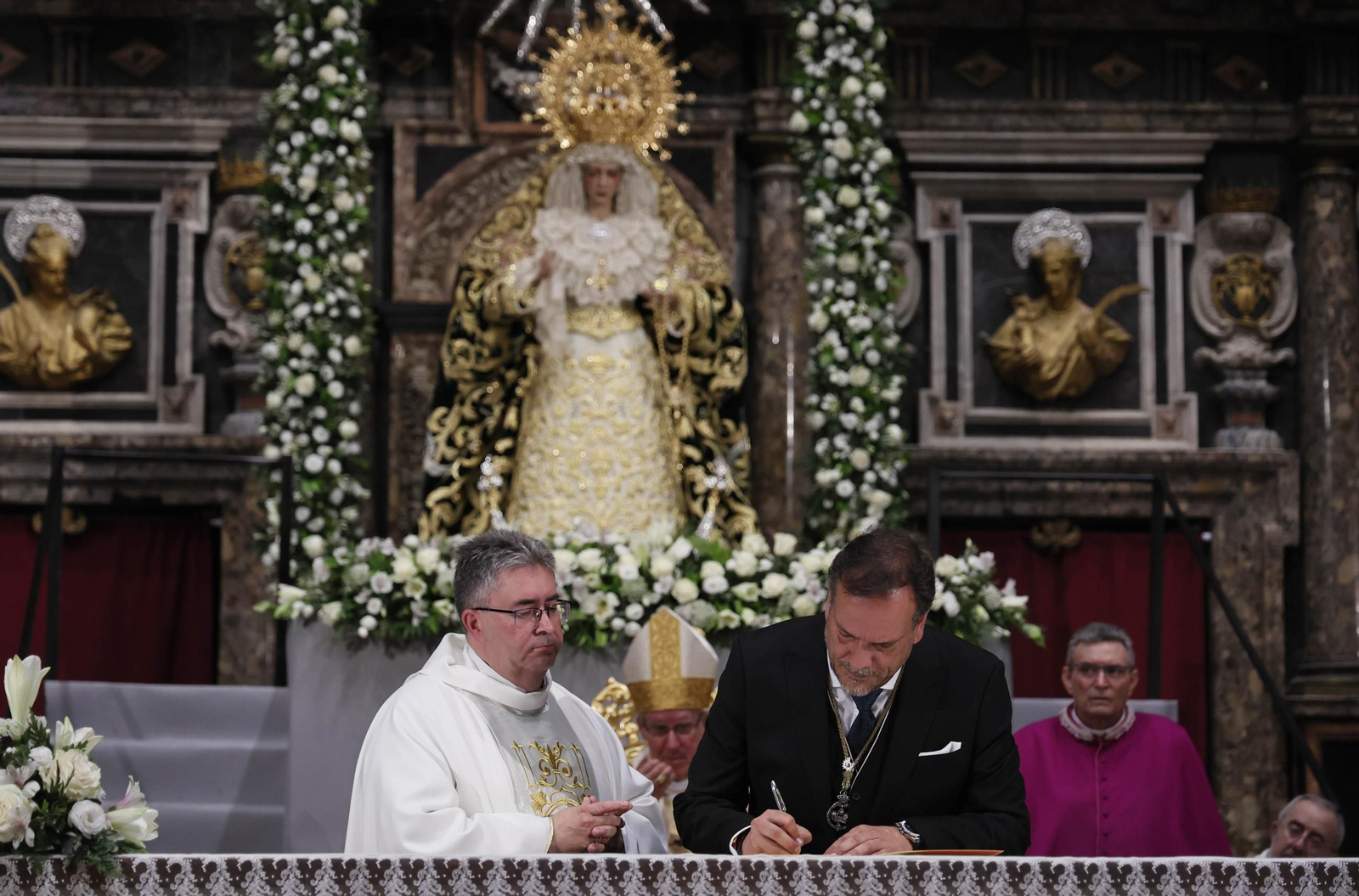 La coronación de la Virgen del Rocío en imágenes