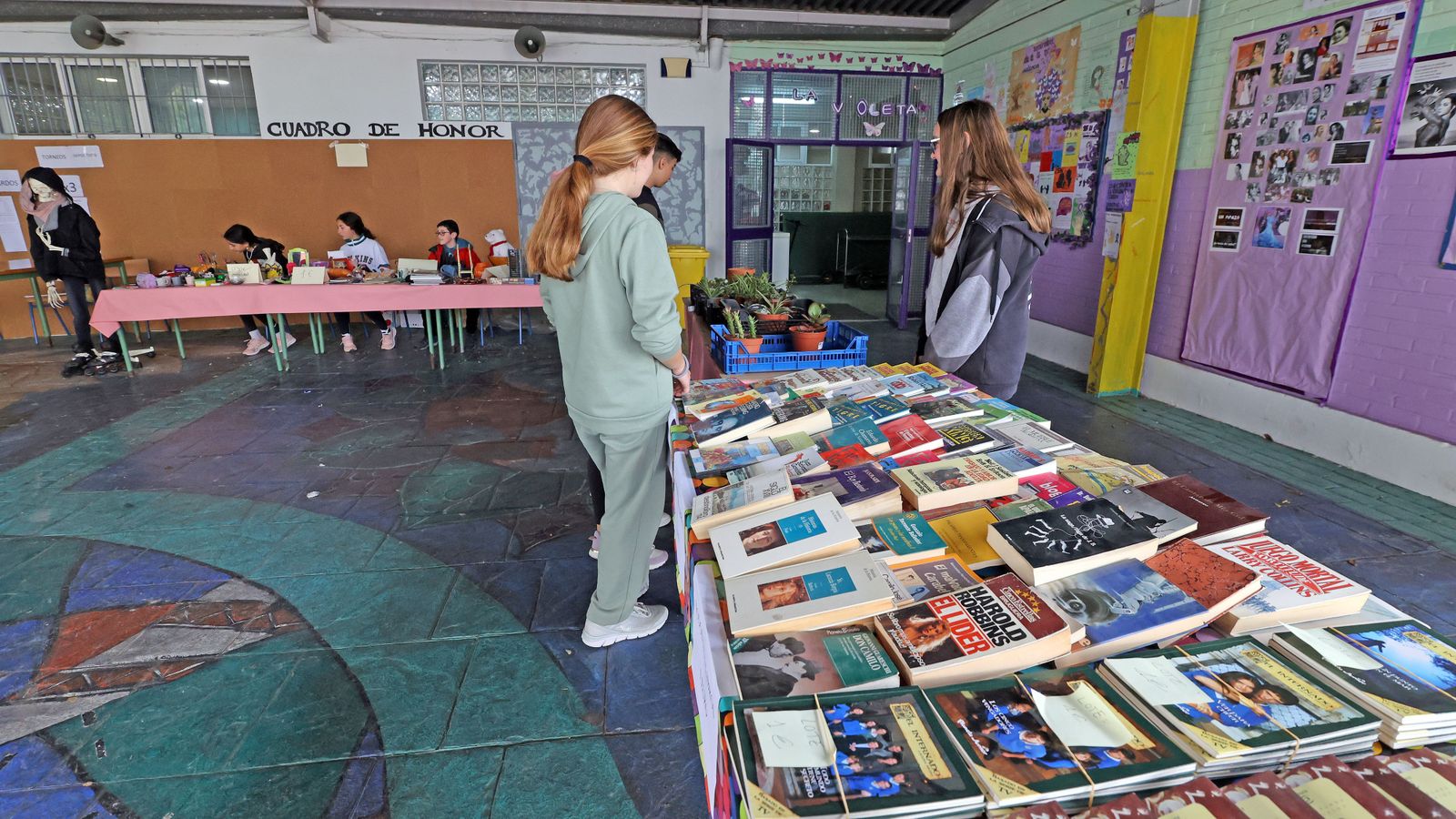 Una imagen del patio, adornado con fotos de Lola Flores.