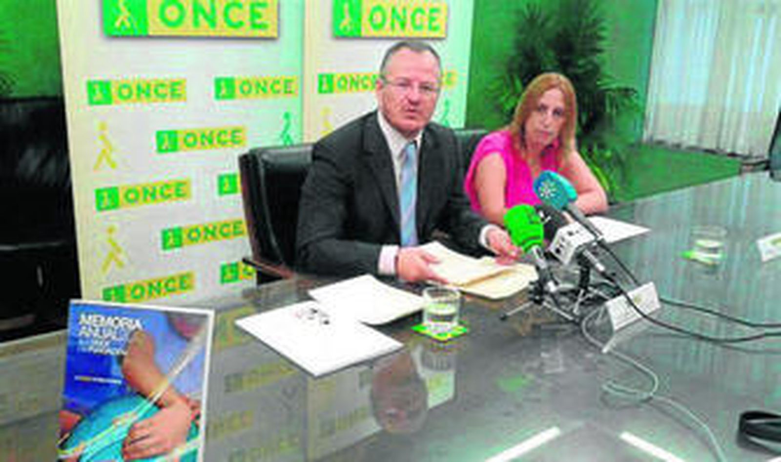Patricio Cárceles, delegado territorial en Andalucía, junto a Estela Medina, directora de ONCE Córdoba.